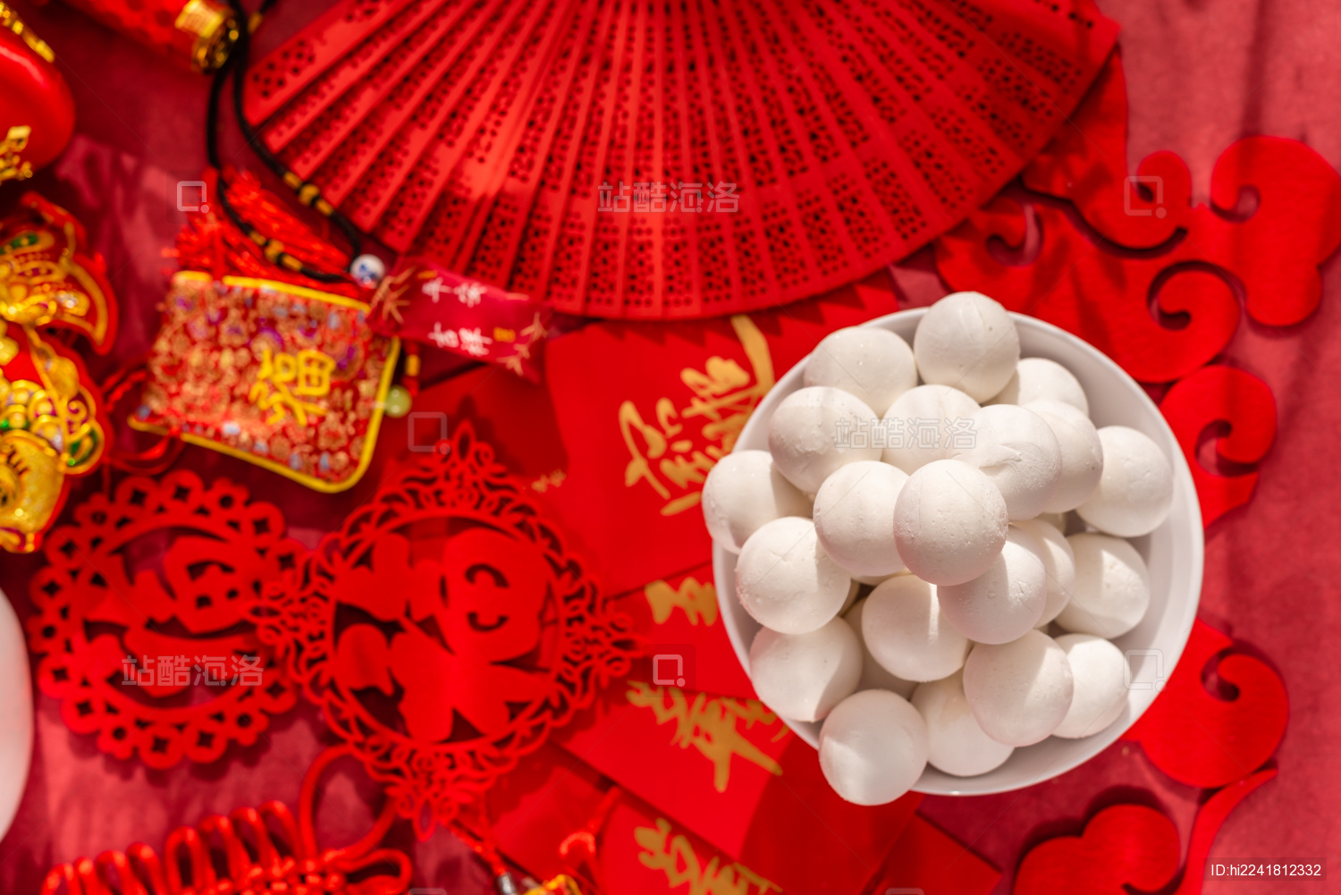 室内棚拍福袋红包中国风背景前的元宵