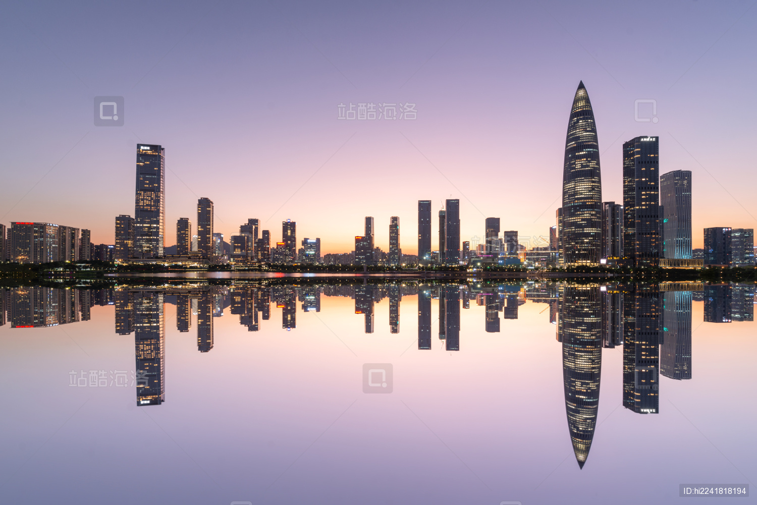 中国广东深圳人才公园日落水面倒影