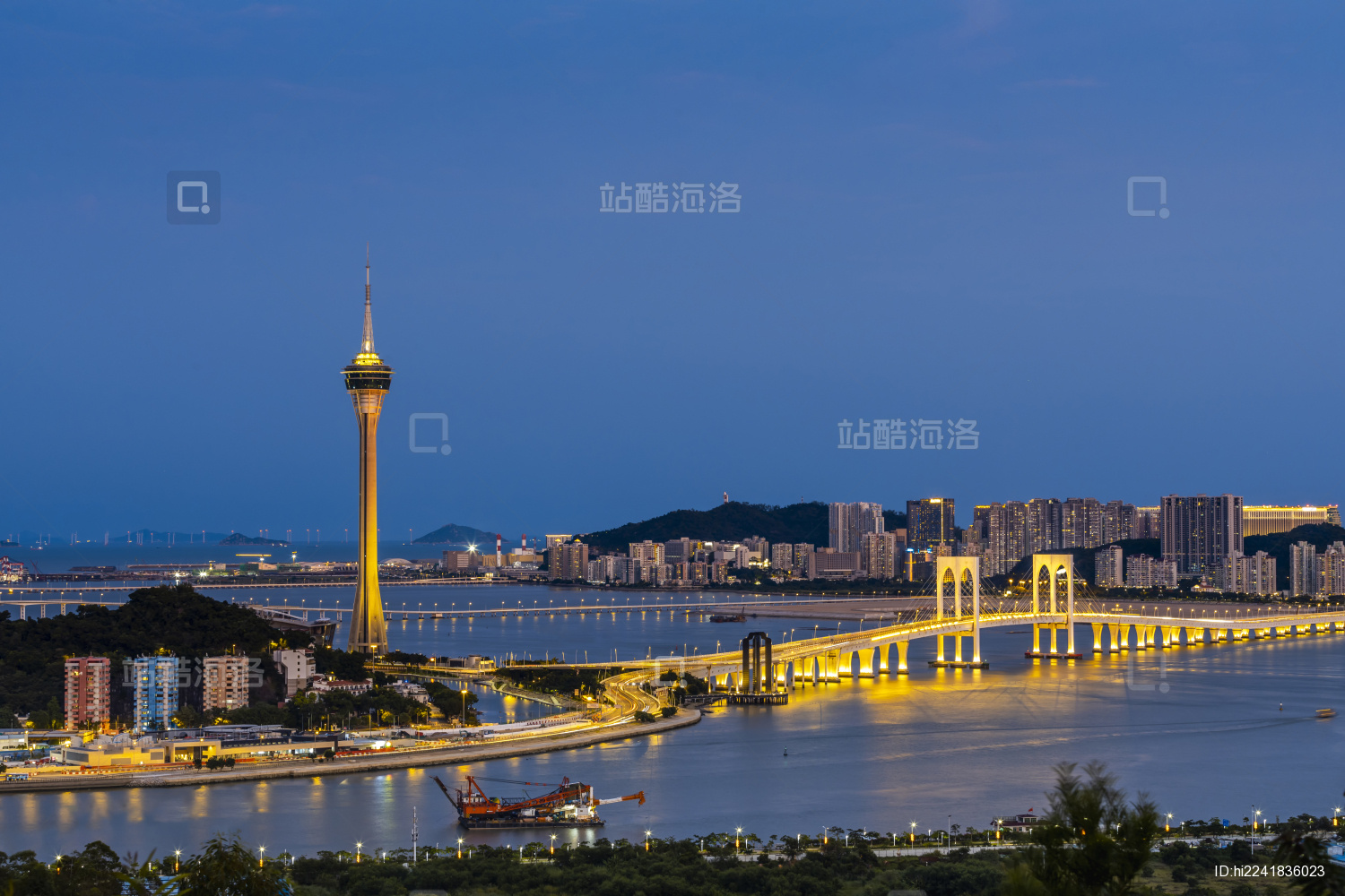 黄昏澳门半岛旅游观光塔与西湾大桥灯光景观