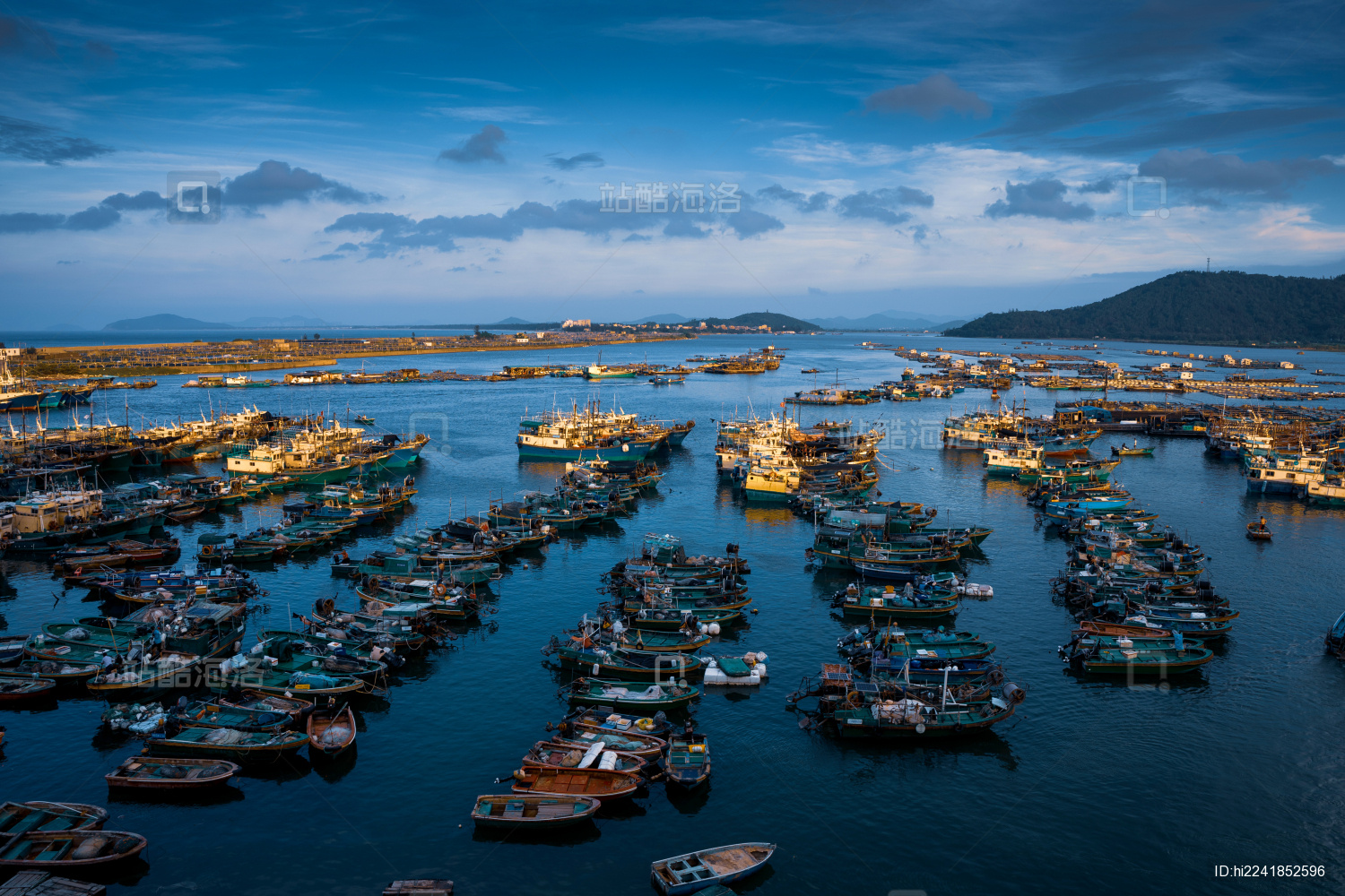 中国广东阳江市阳西渔港的秋日清晨