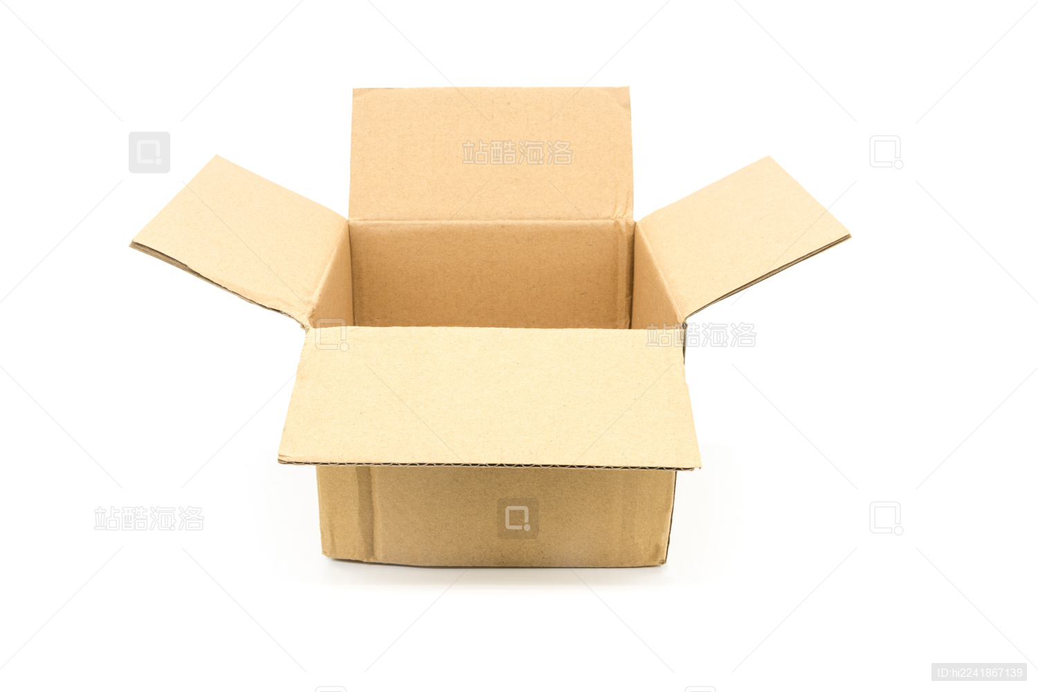 白底打开的牛皮纸箱特写