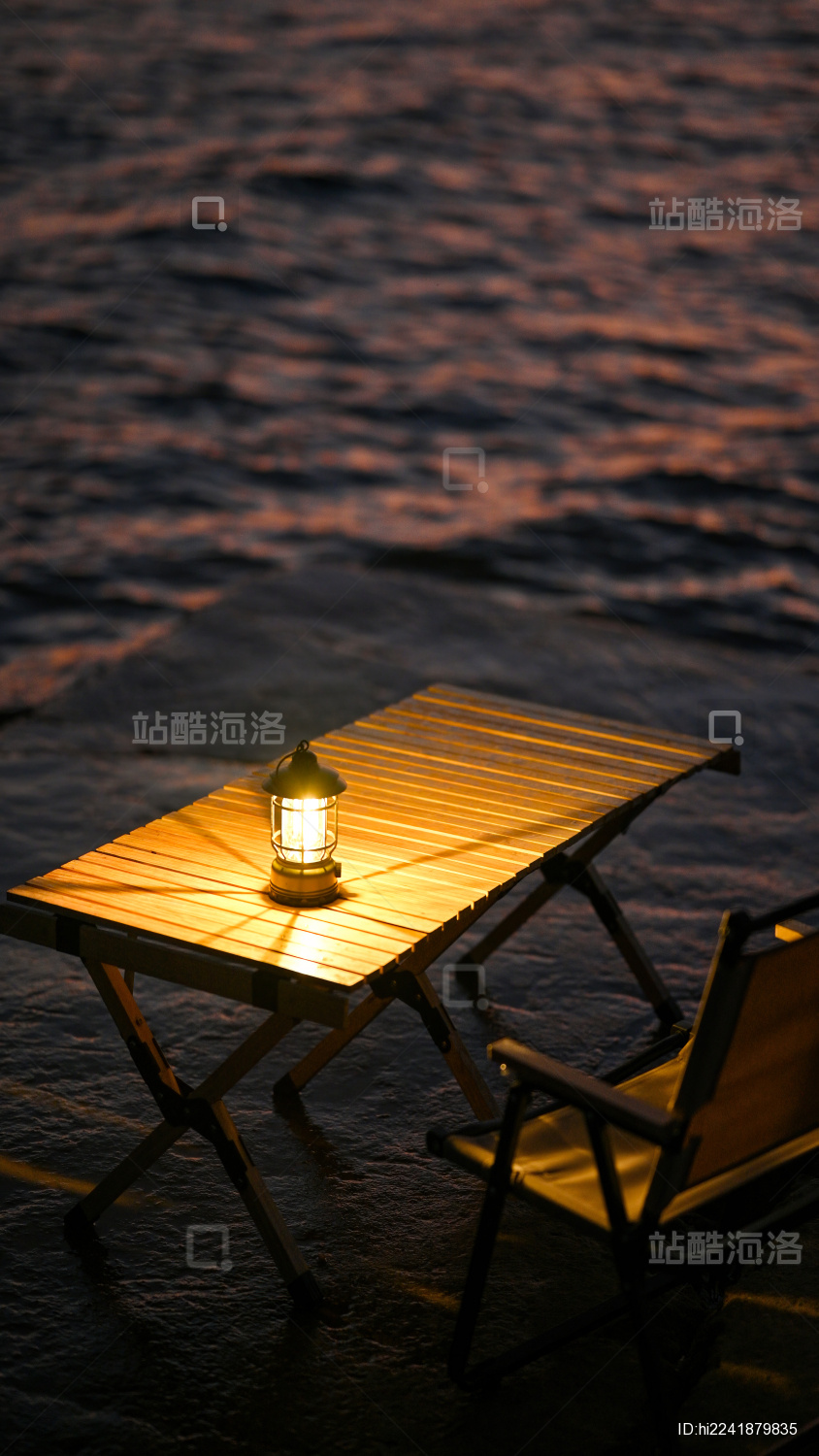 露营桌子和灯