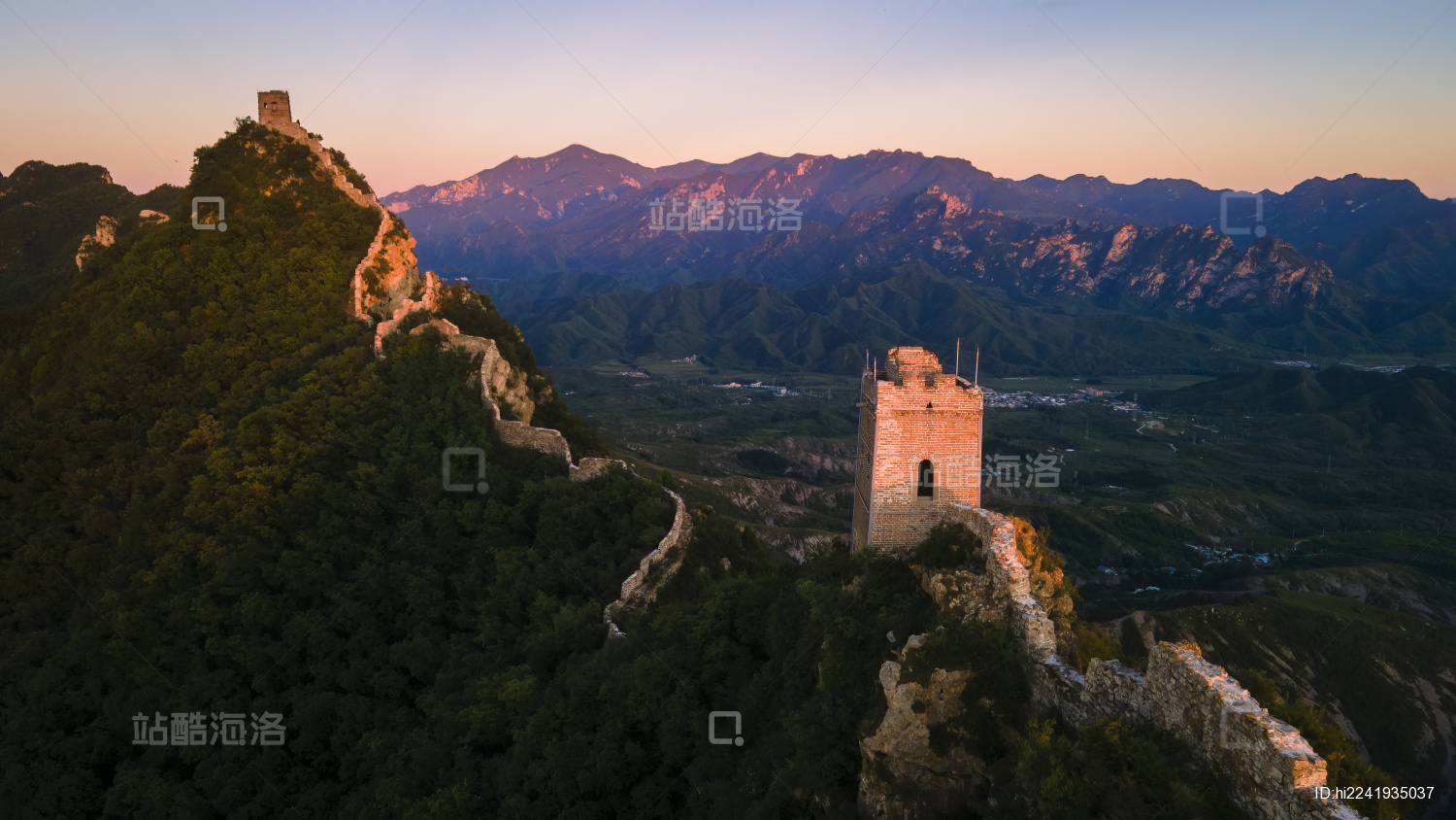 航拍傍晚时分的司马台长城仙女楼