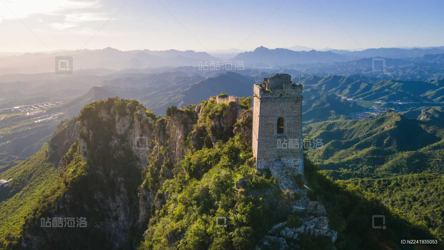 航拍傍晚时分的司马台长城仙女楼