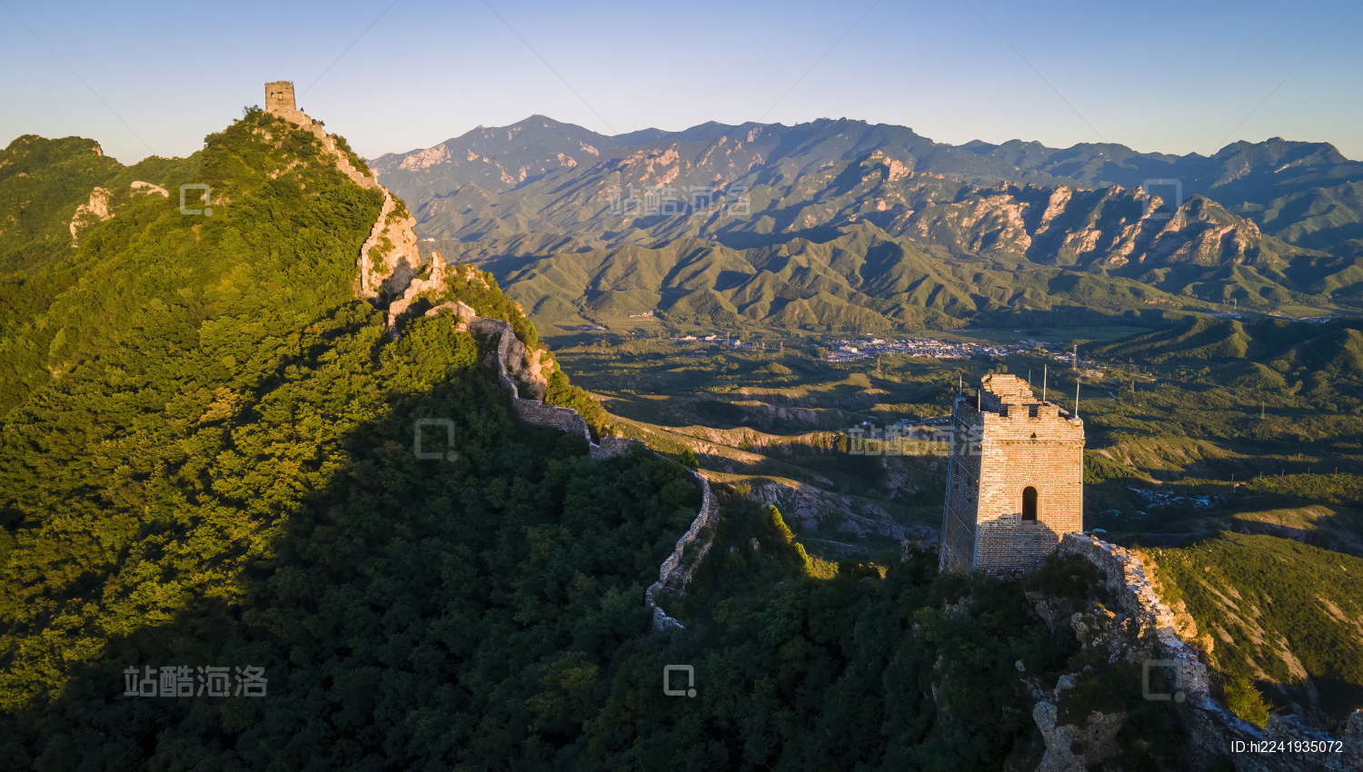 航拍傍晚时分的司马台长城仙女楼