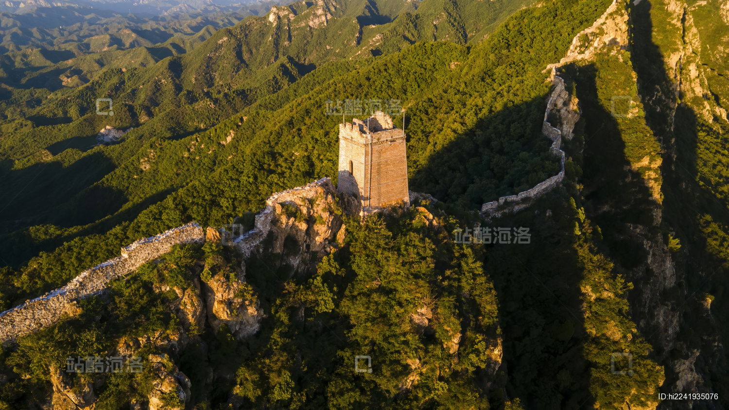 航拍傍晚时分的司马台长城仙女楼