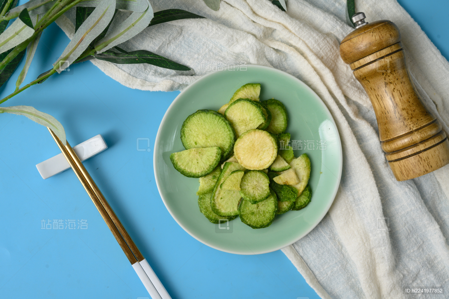 桌面上的盘子里的美味可口的青萝卜脆片