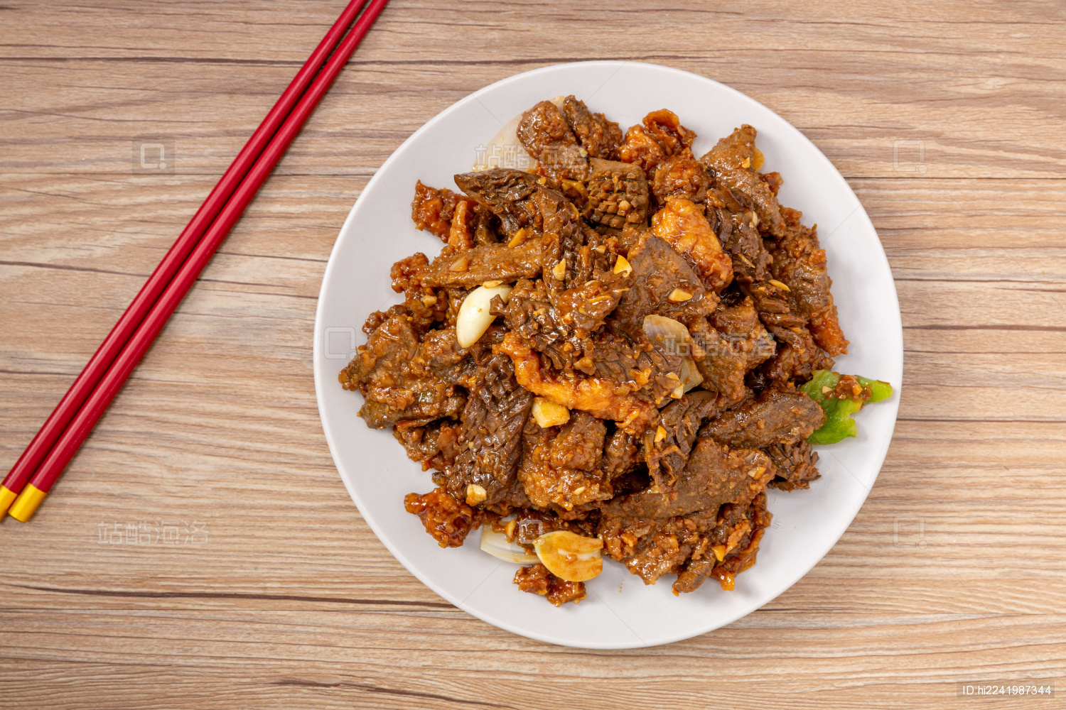 俯拍放在盘子里的天津菜老爆三