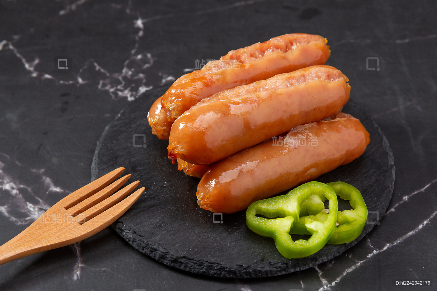 放在盘子上的火山石纯肉烤肠