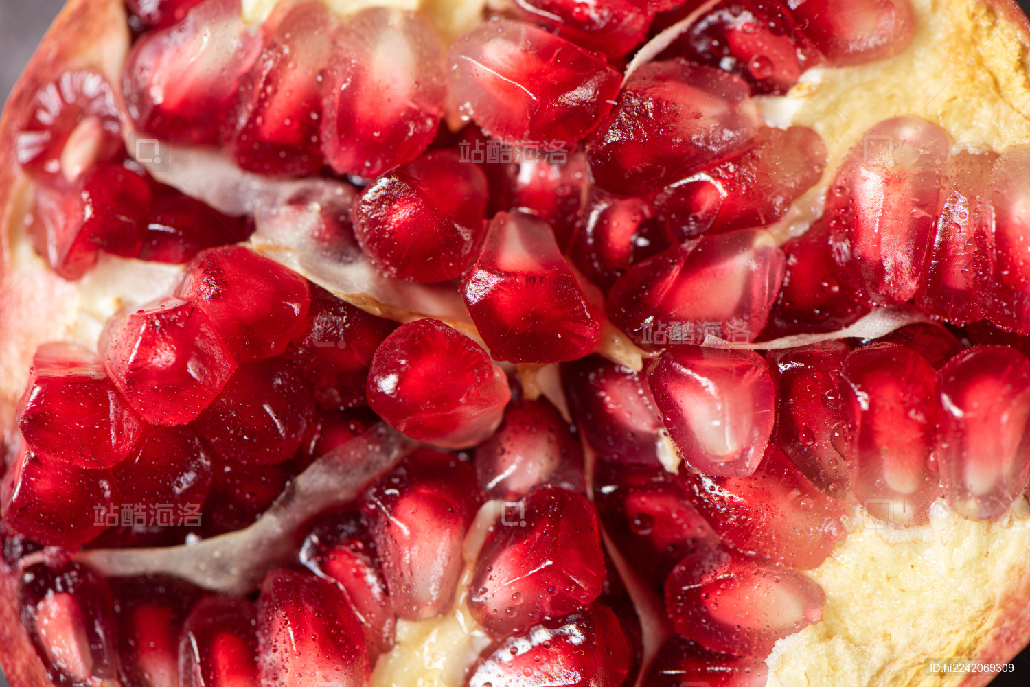 剥开的软籽红石榴特写