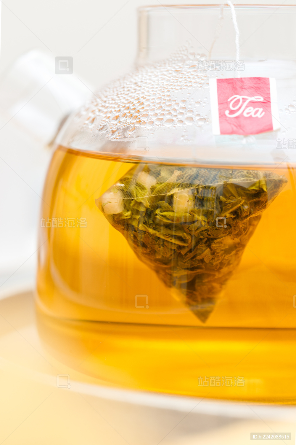 泡在玻璃茶壶里的白桃乌龙茶茶包特写