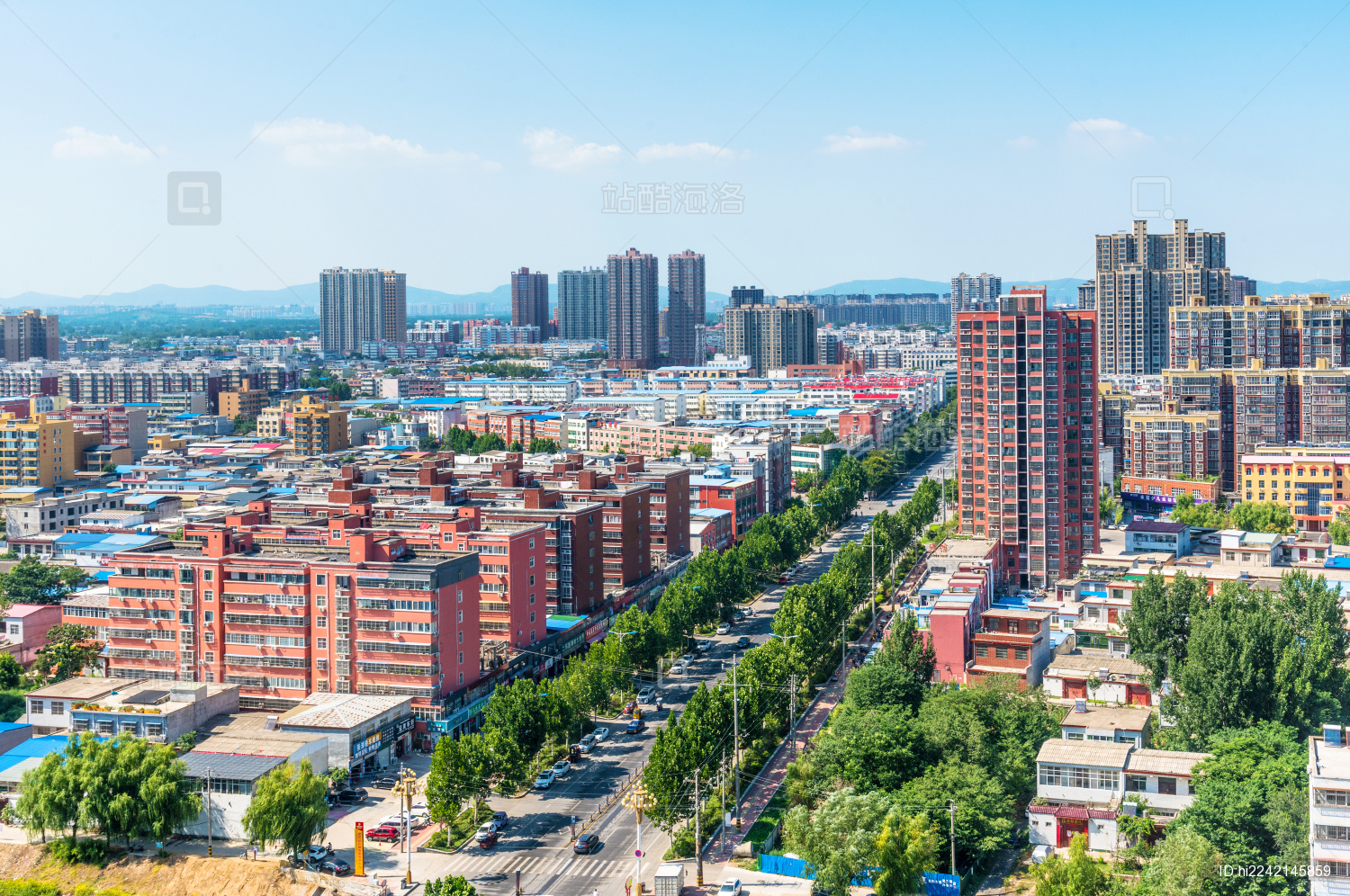 晴朗天气环境中的小县城鸟瞰图