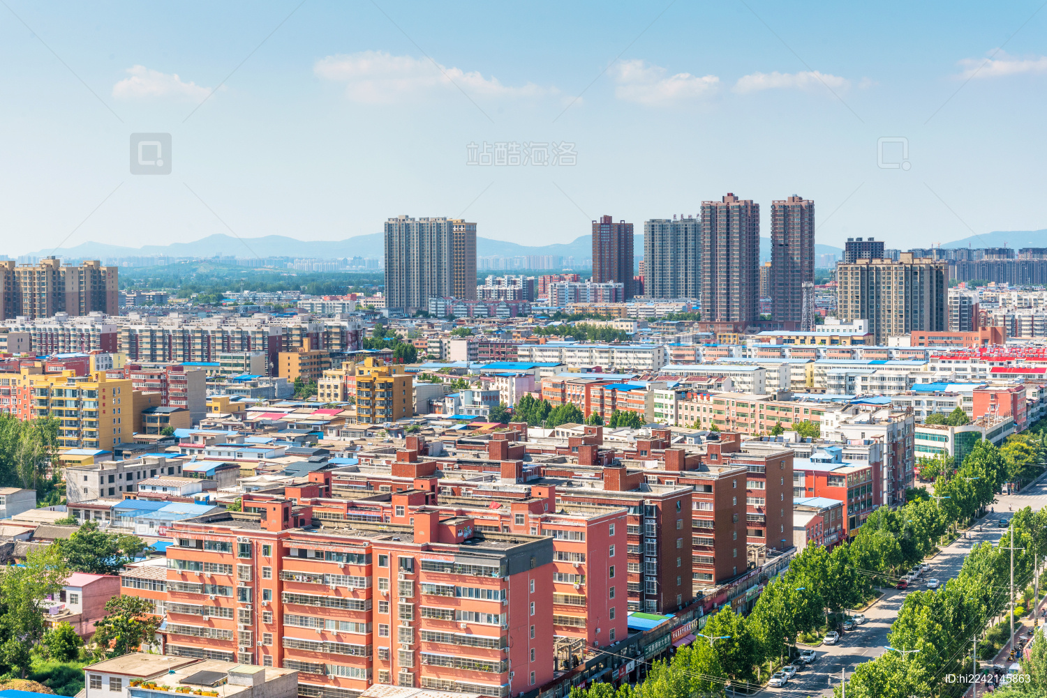 晴朗天气环境中的小县城鸟瞰图