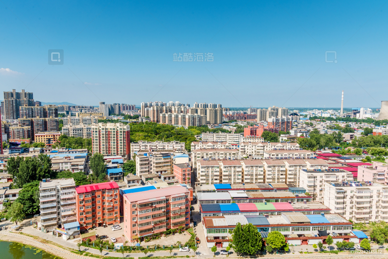 晴朗天气环境中的小县城鸟瞰图