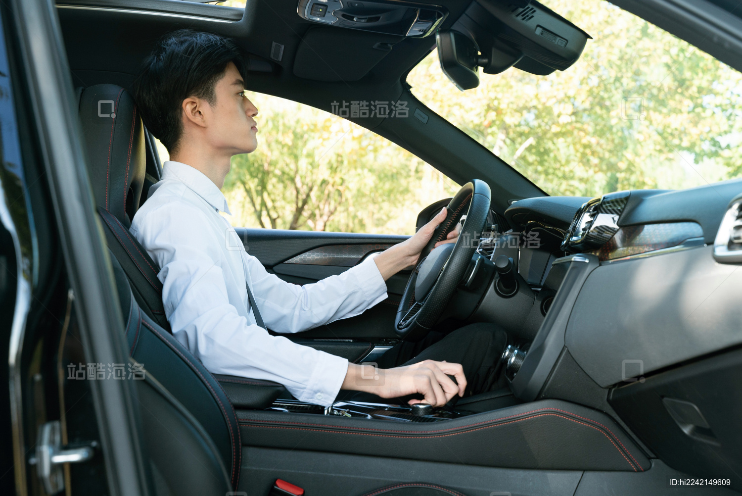 驾车的年轻男性