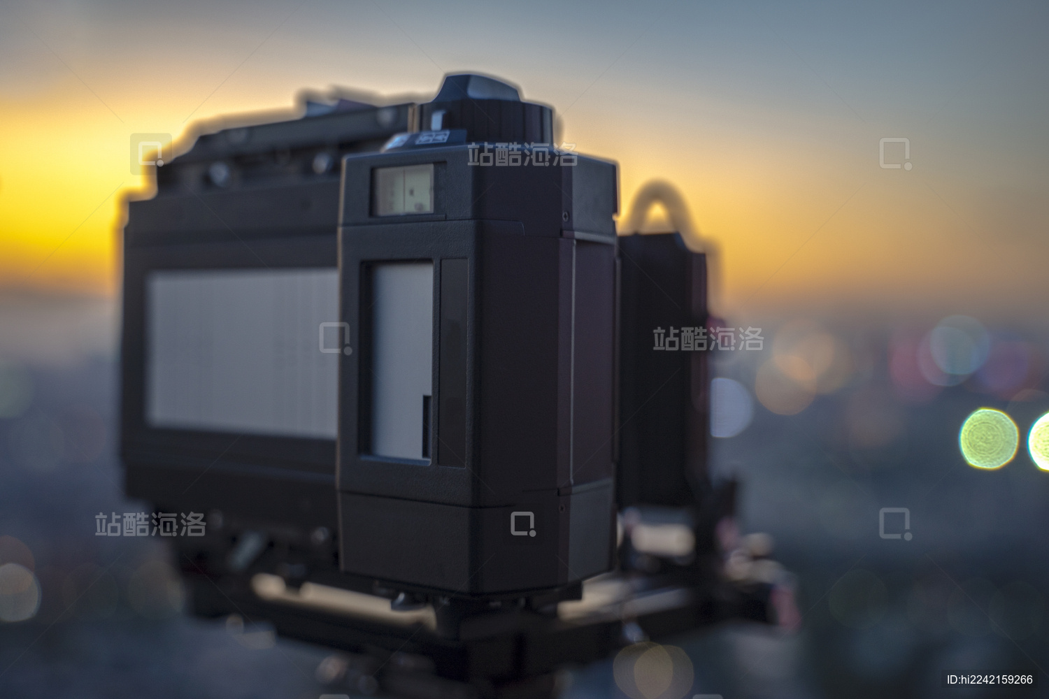 正在拍摄风光的大画幅胶片相机