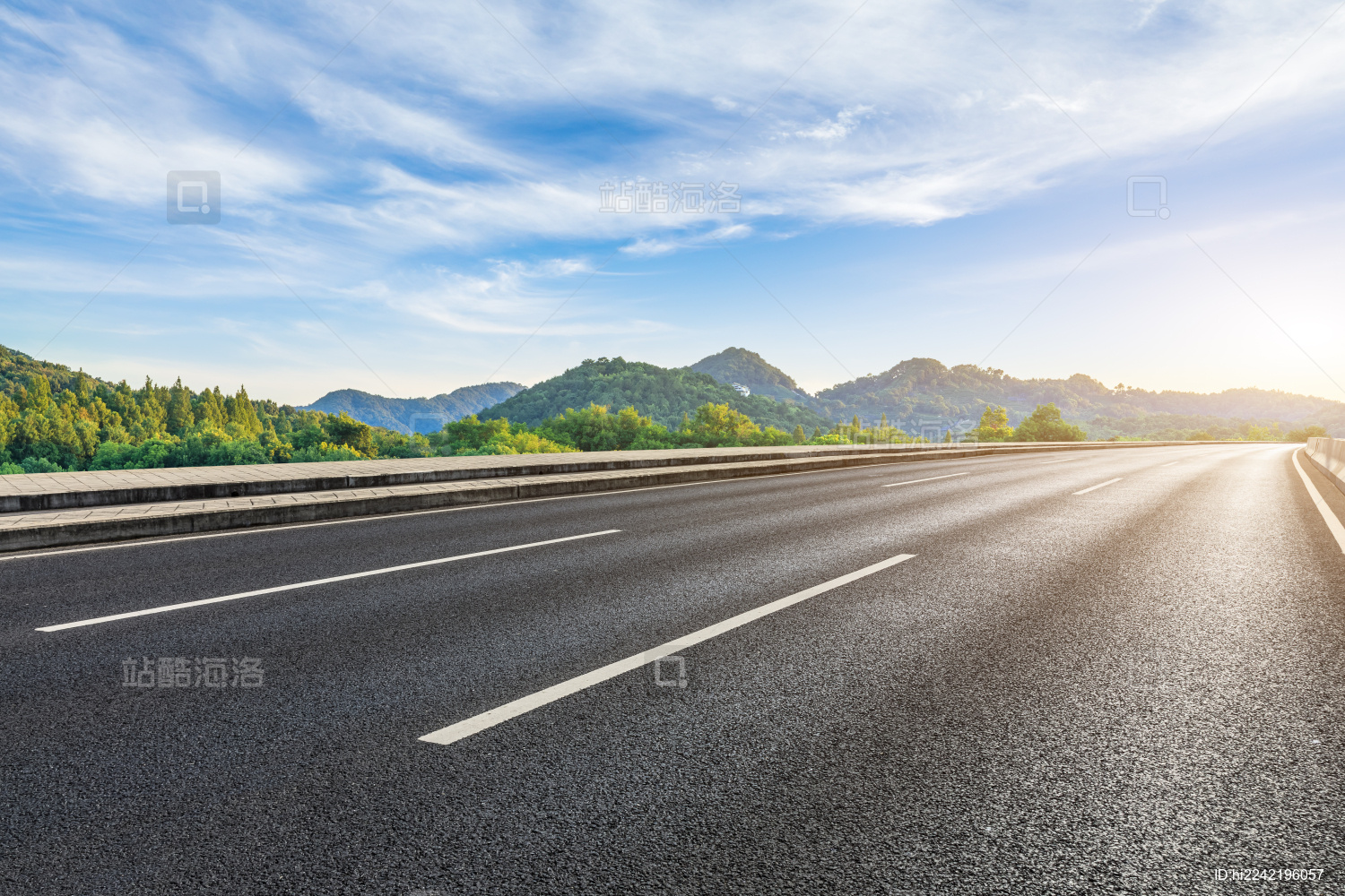 空的沥青道路和山脉自然风光背景
