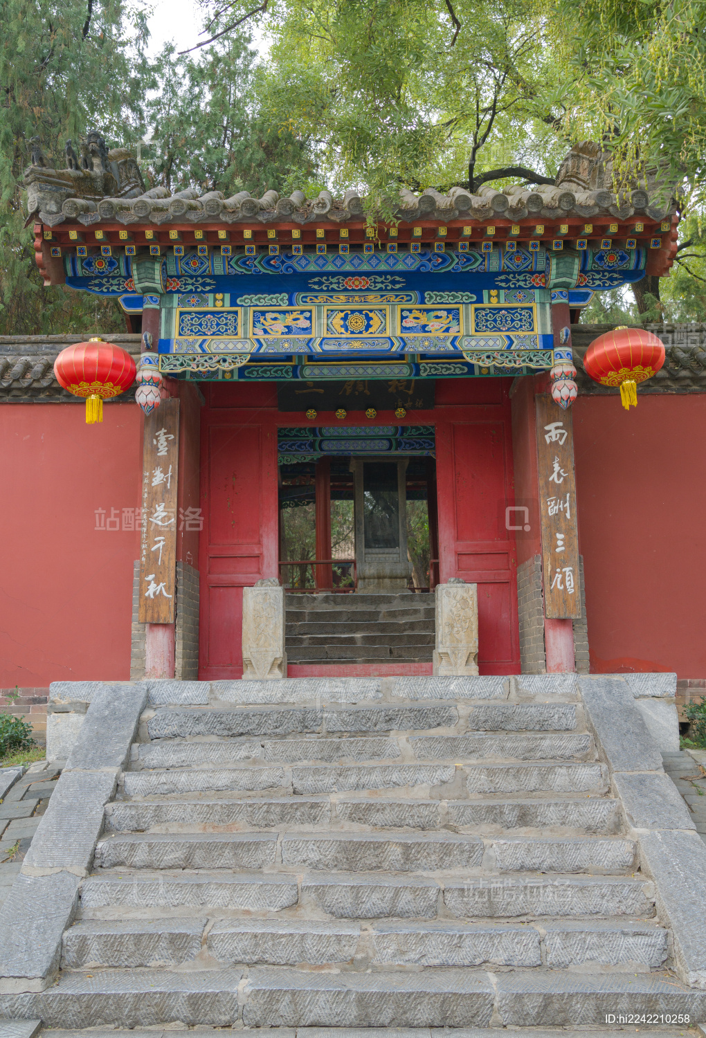 河南南阳卧龙岗武侯祠景区三顾亭大门近景