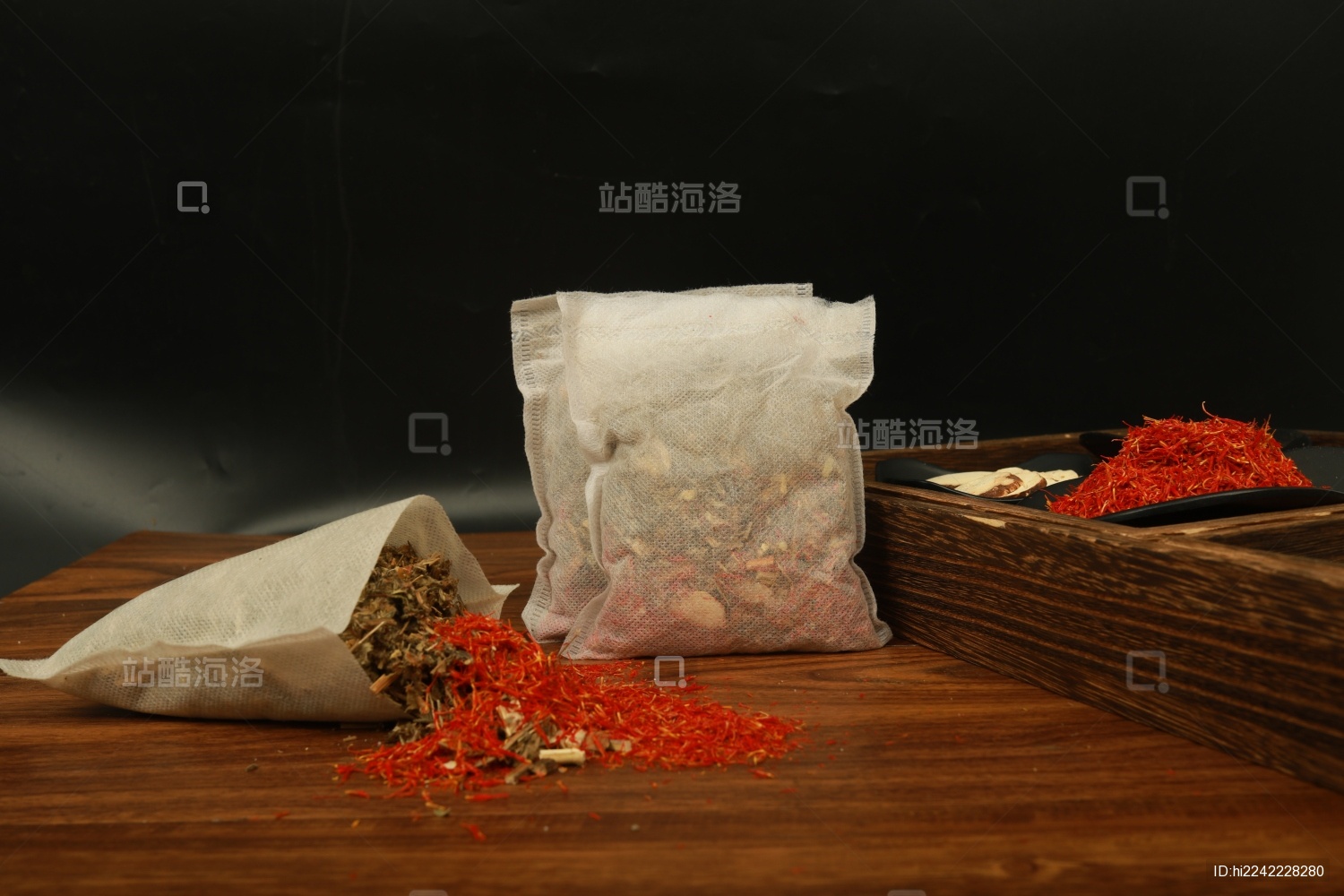 木板上摆放的中药泡脚包