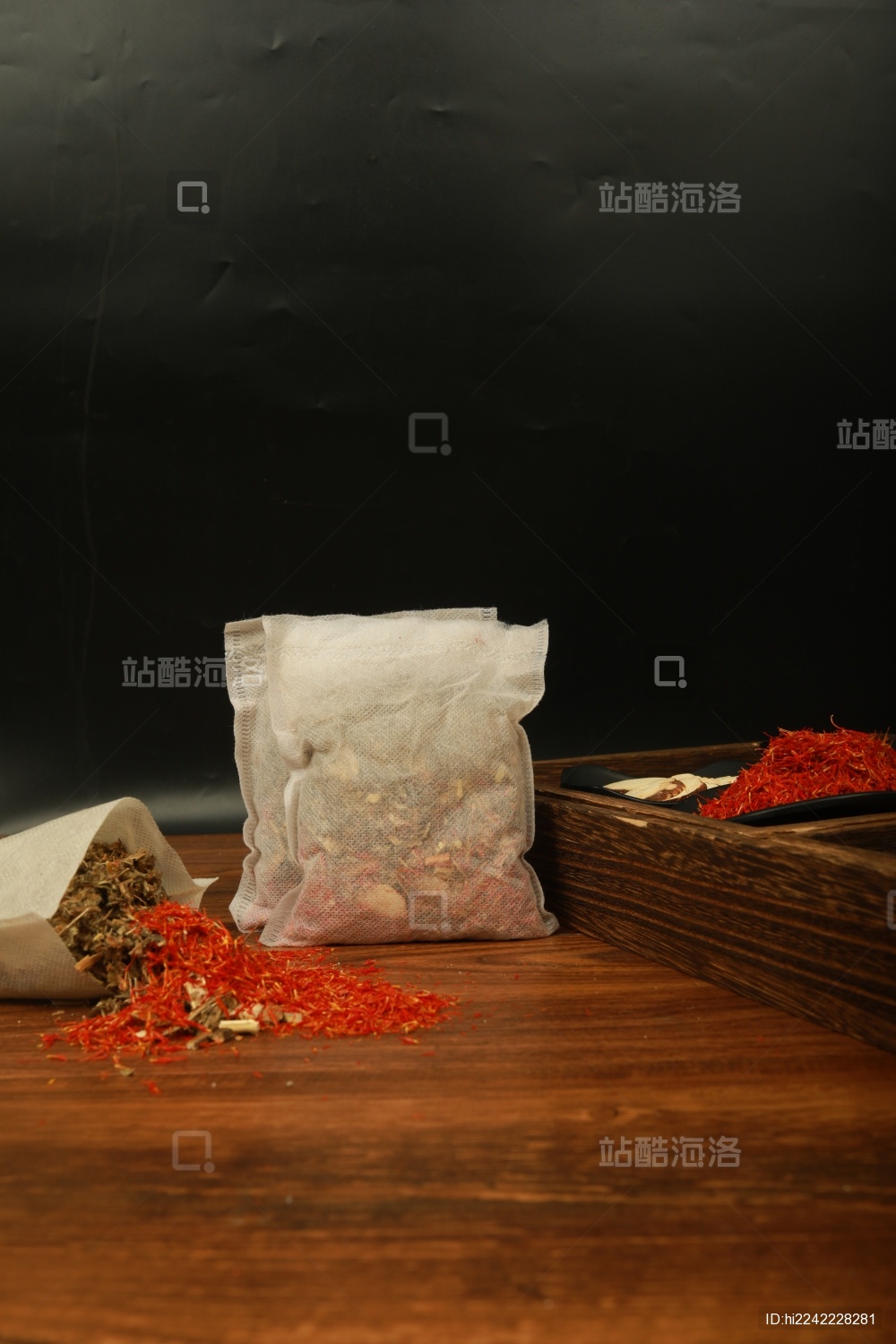 木板上摆放的中药泡脚包