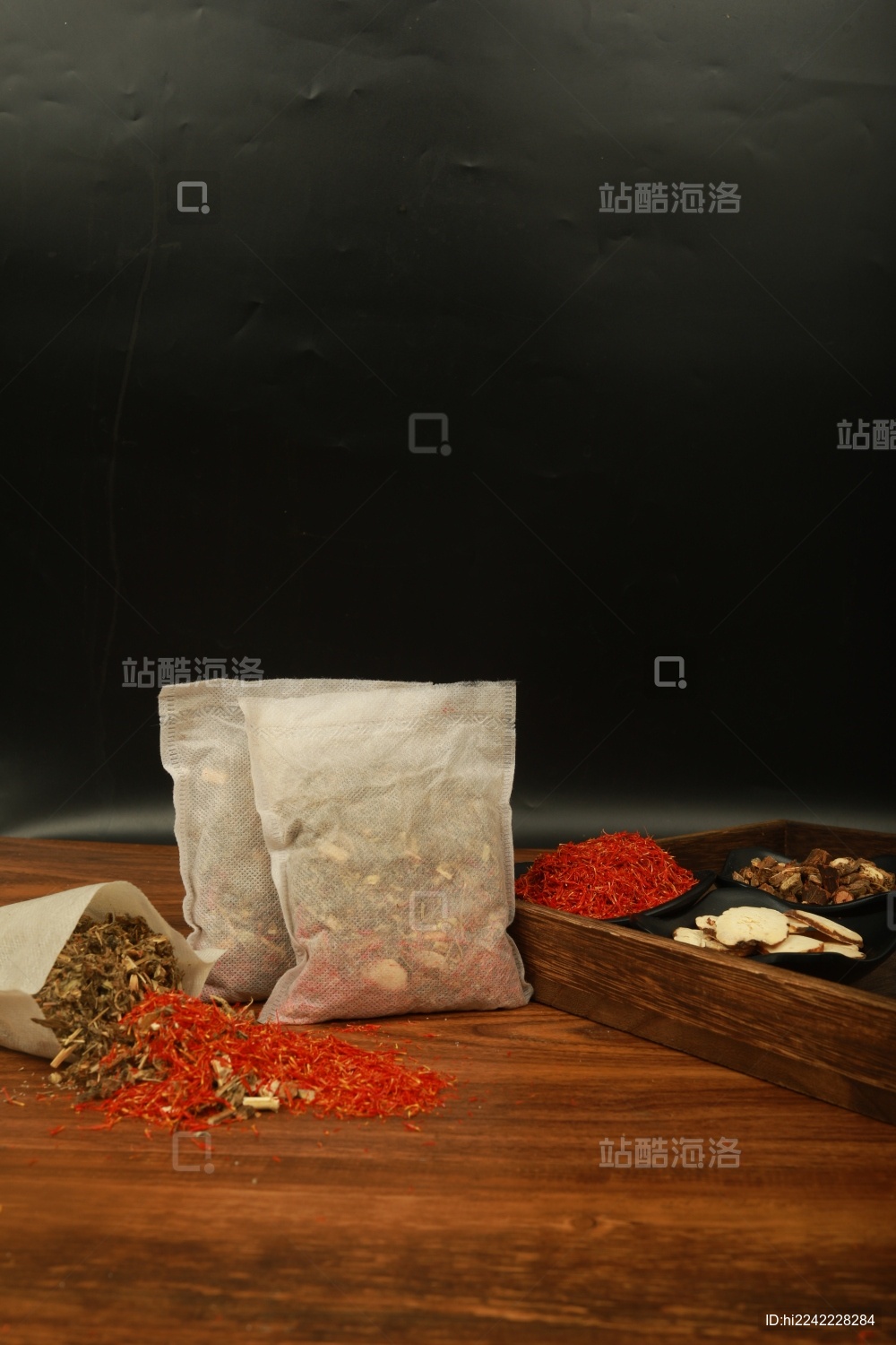 木板上摆放的中药泡脚包