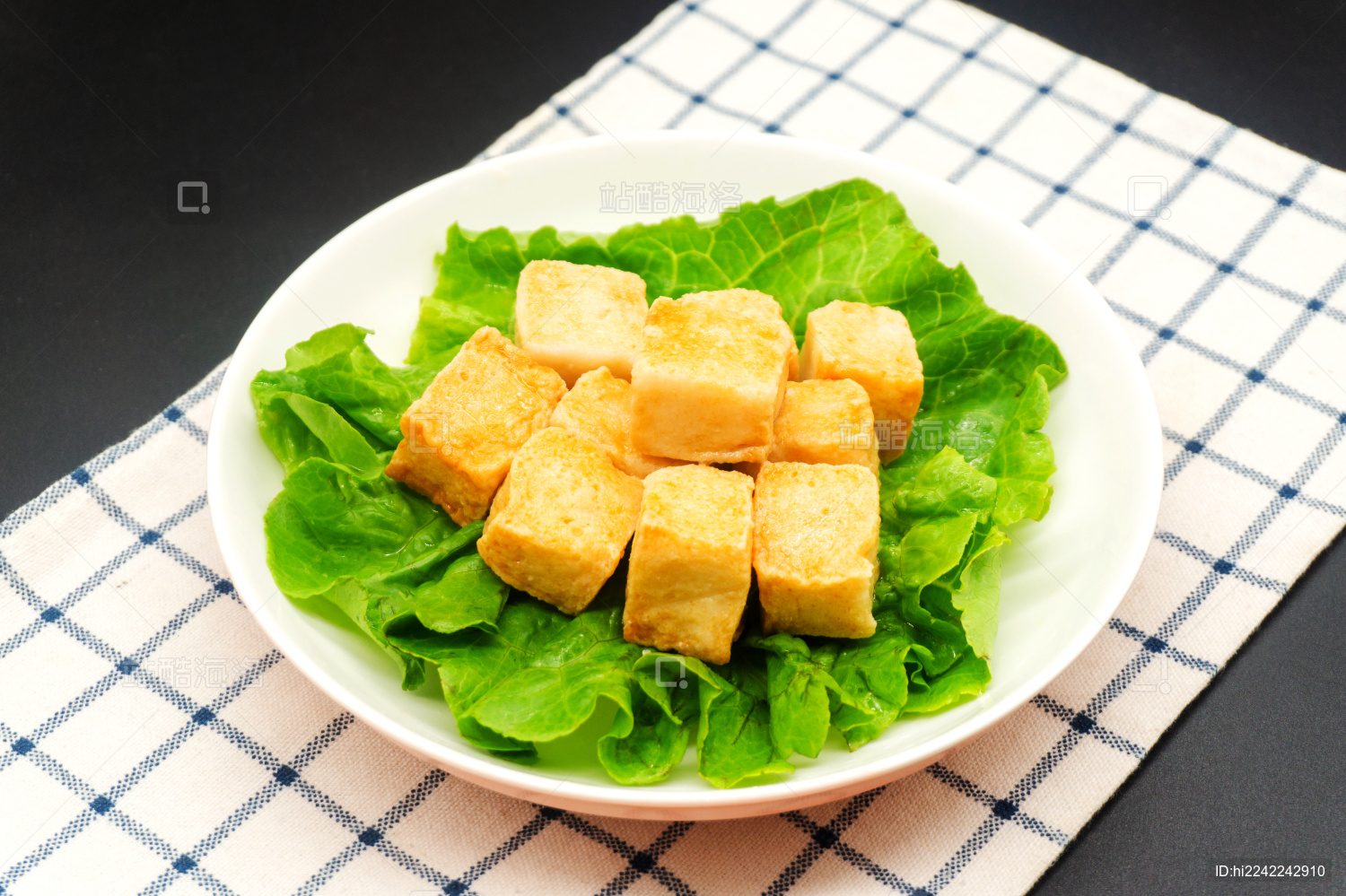 黑色背景新鲜火锅食材鱼豆腐_站酷海洛_正版图片_视频_字体_音乐素材