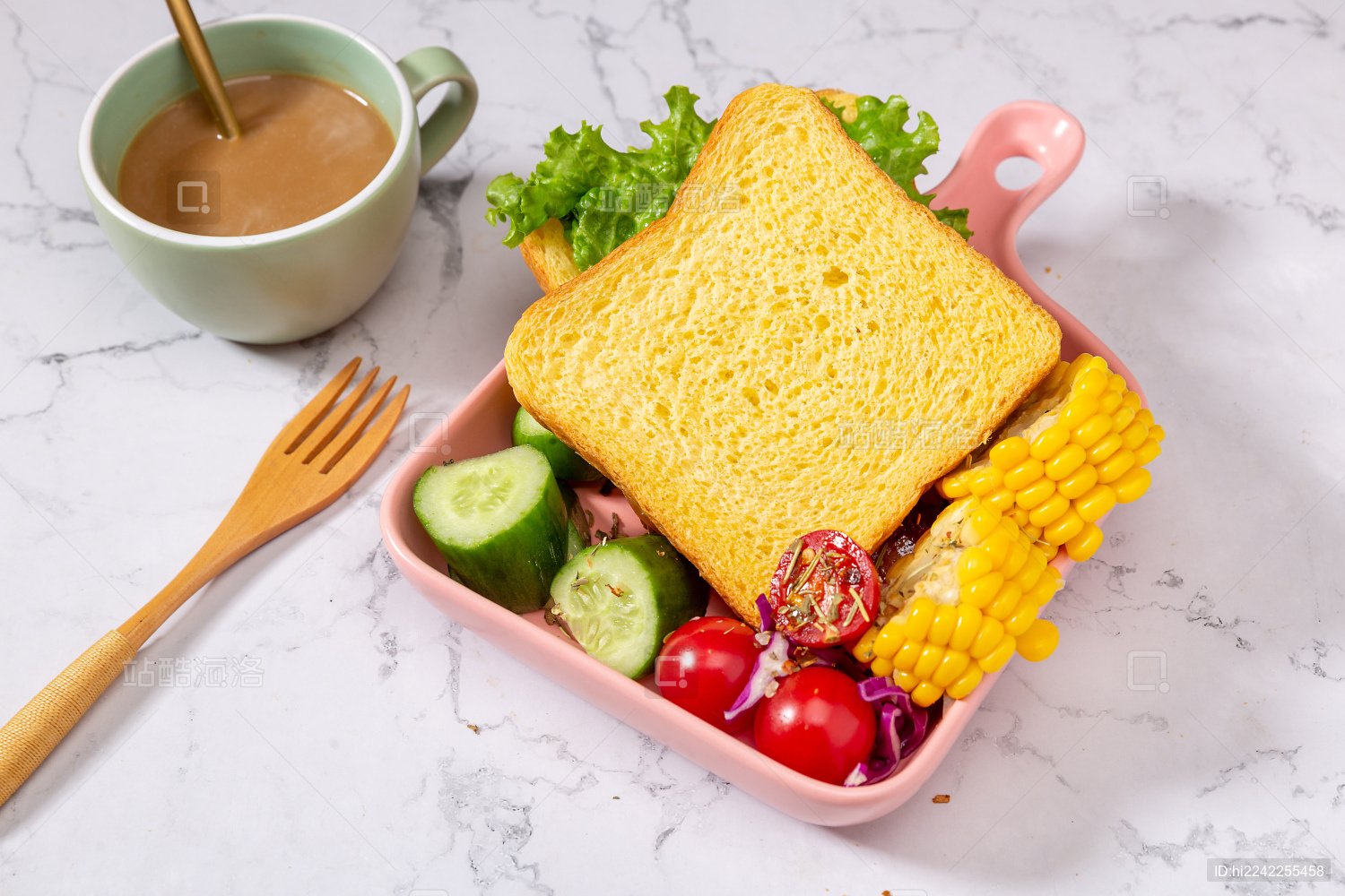 粉色盘子里的南瓜面包简餐