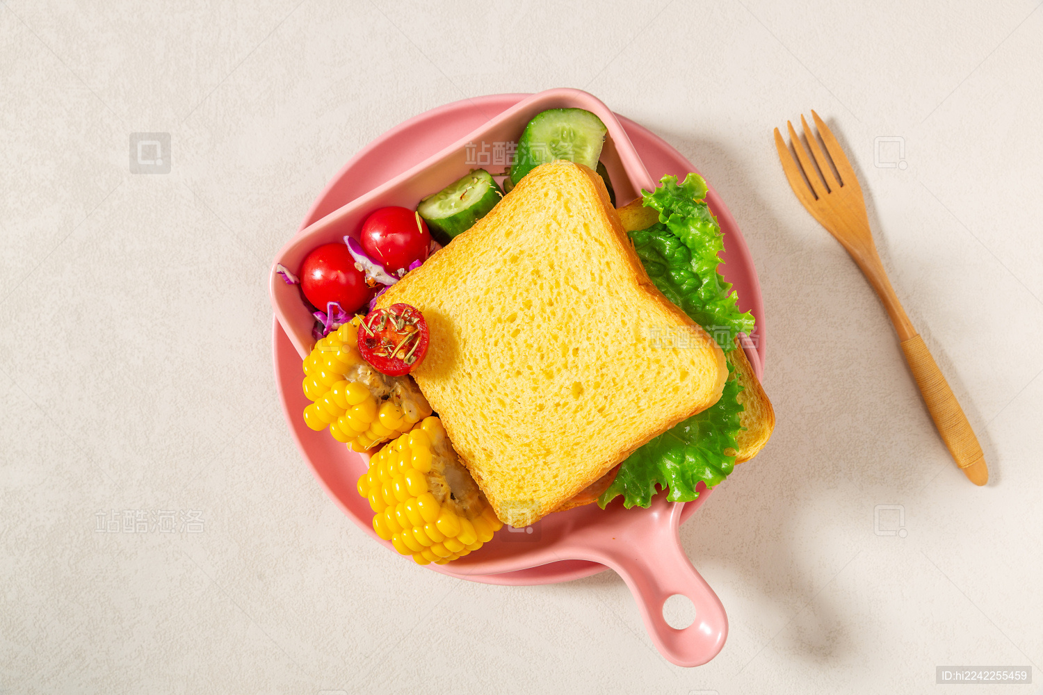 粉色盘子里的南瓜面包简餐