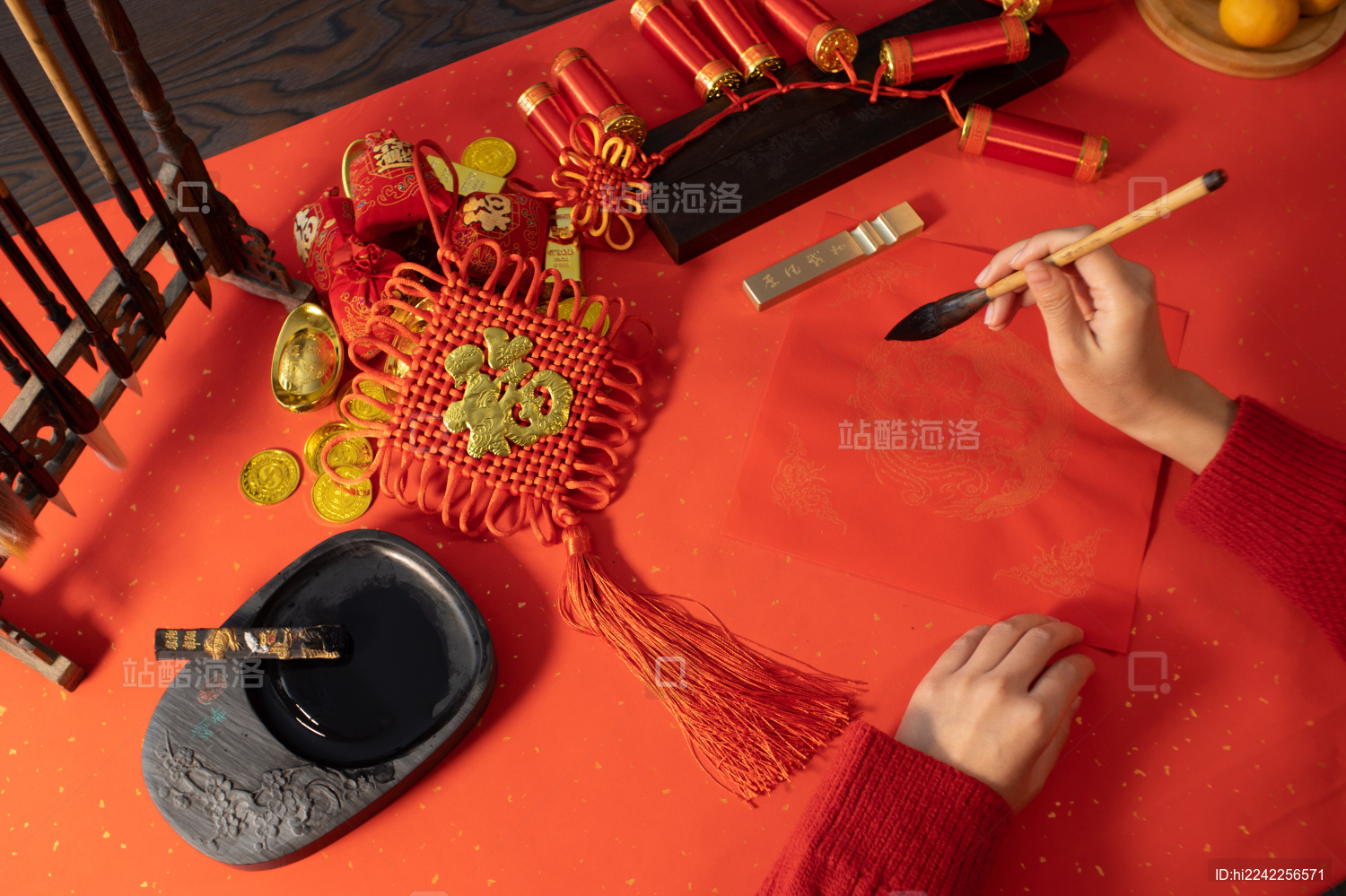 春节写春联福字过年氛围