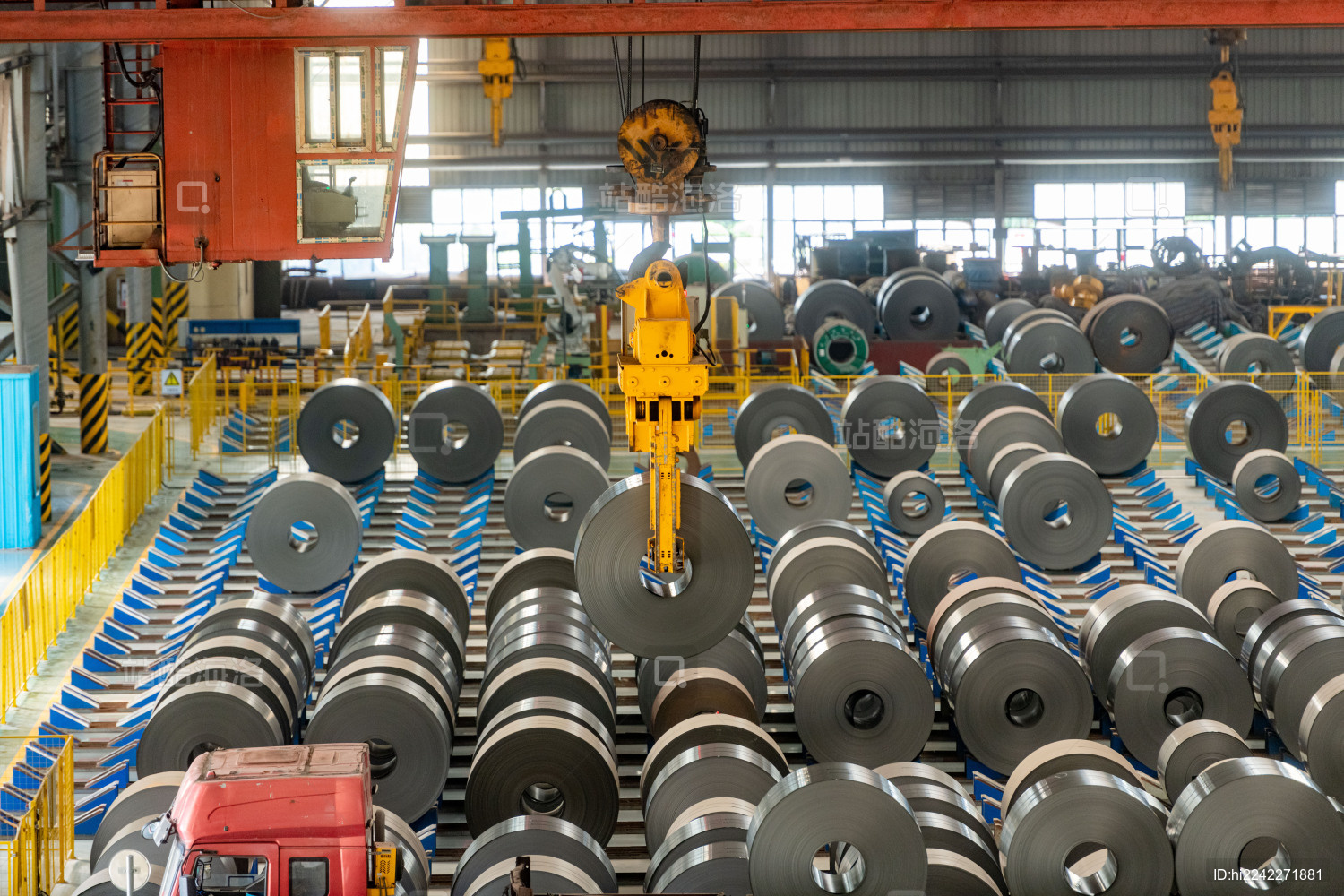 钢铁卷板工厂内正在吊装作业