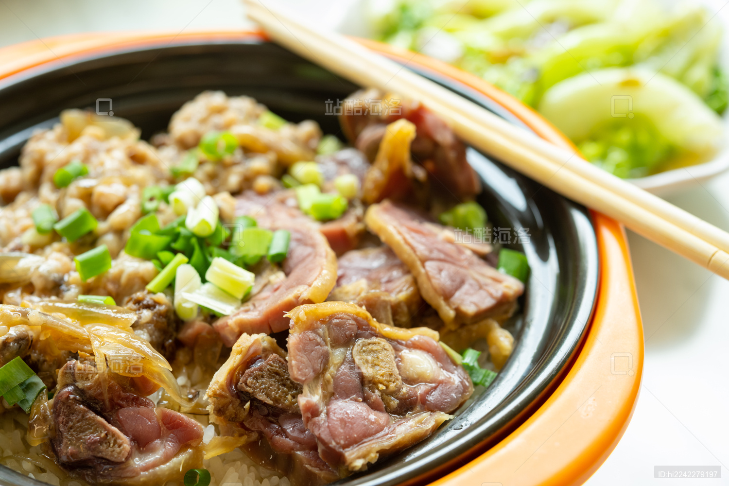 广东特色腊鸭肉饼生菜煲仔饭