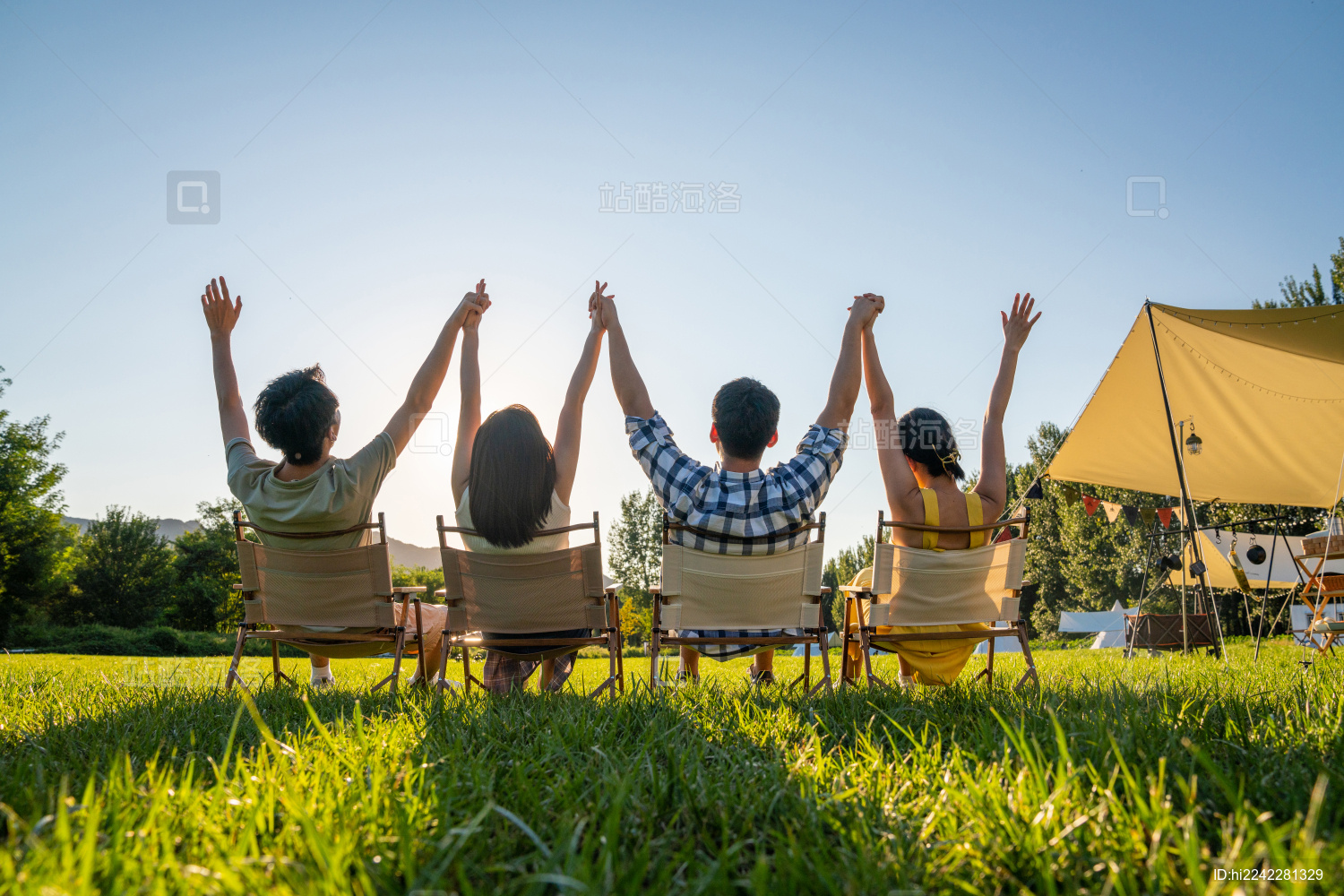 一群人坐着享受阳光