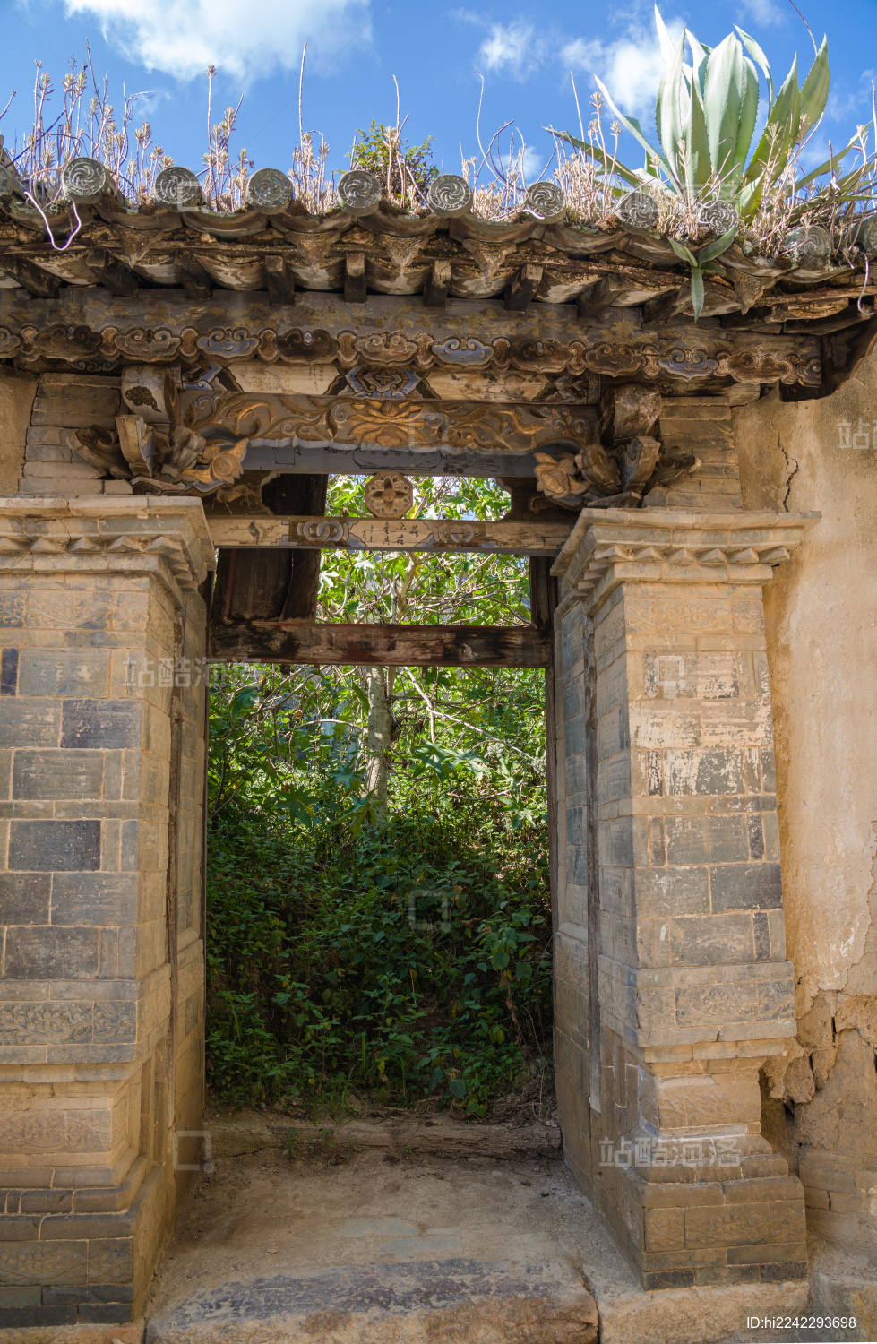 云南建水团山村传统民居独特的青砖灰瓦大门