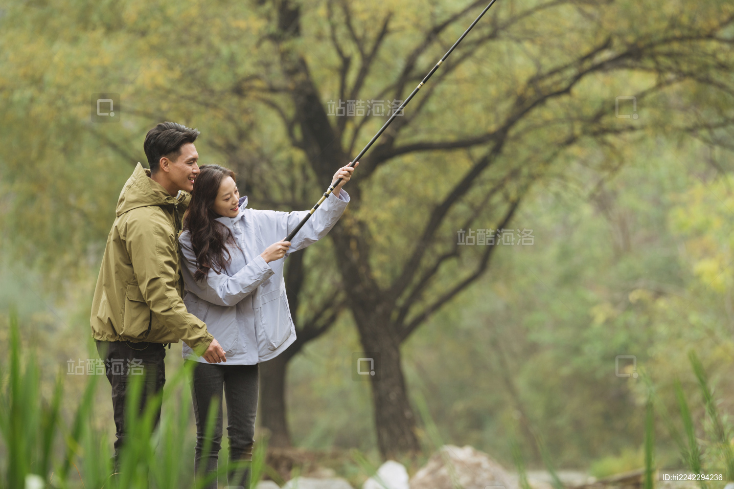 情侣在户外钓鱼