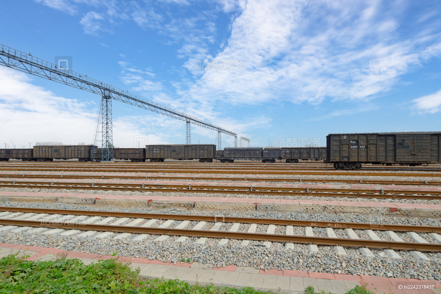 铁轨上行驶的货运火车