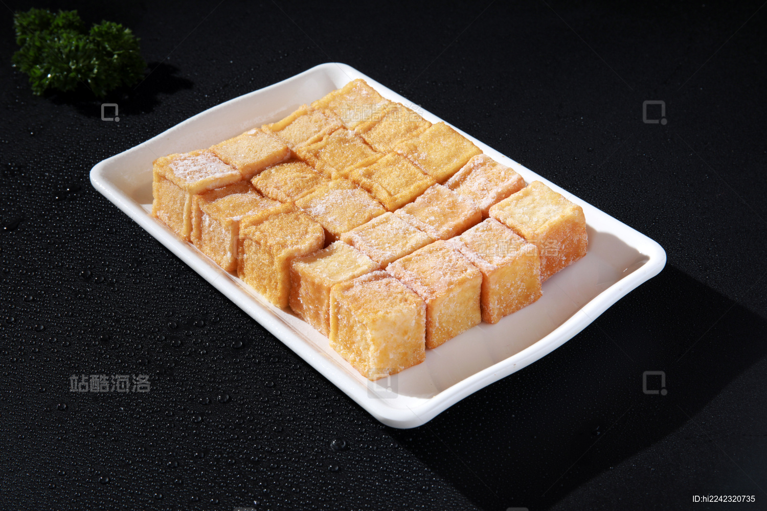 白盘子里装的新鲜食材