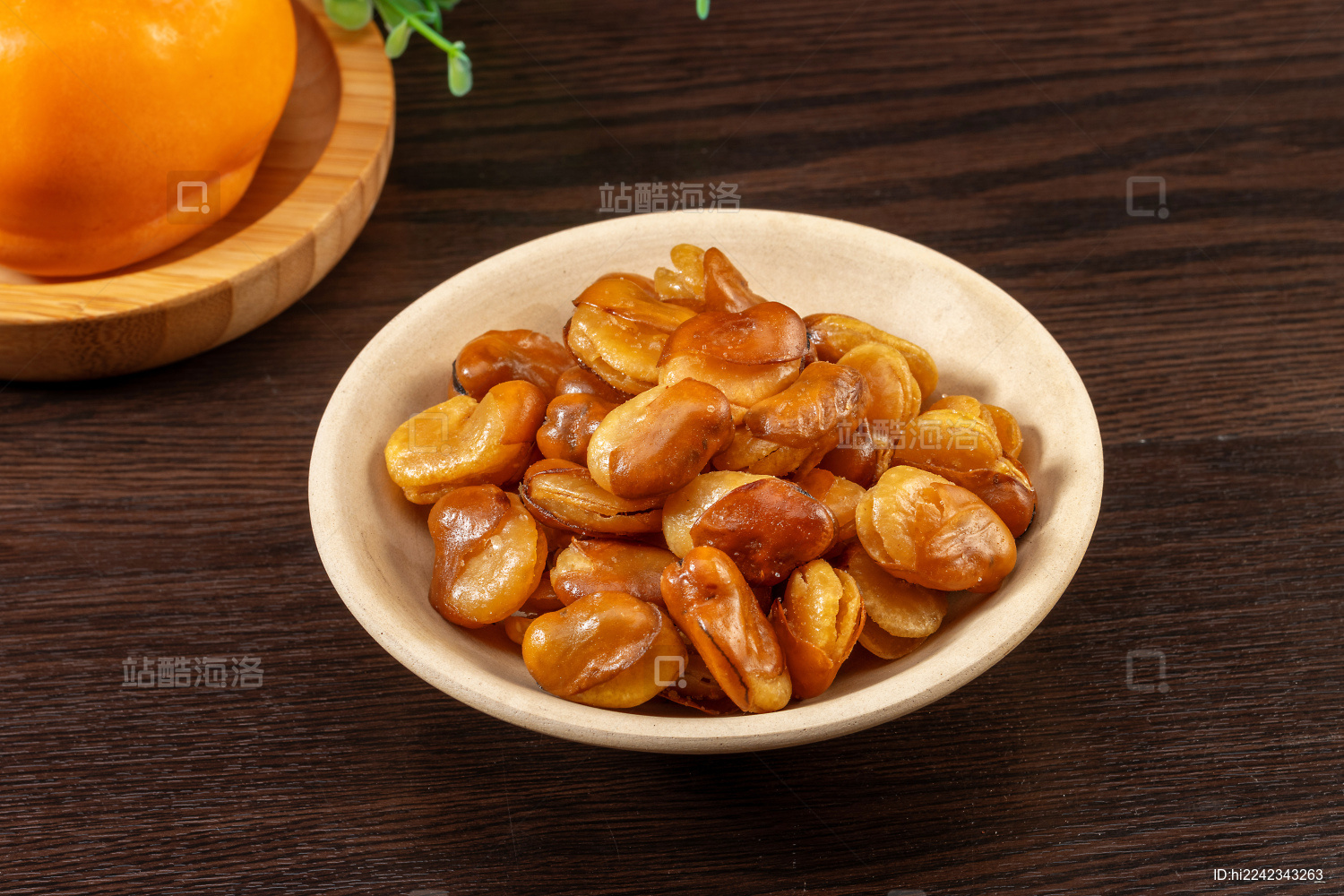 装在传统小碟子里的天津老虎豆