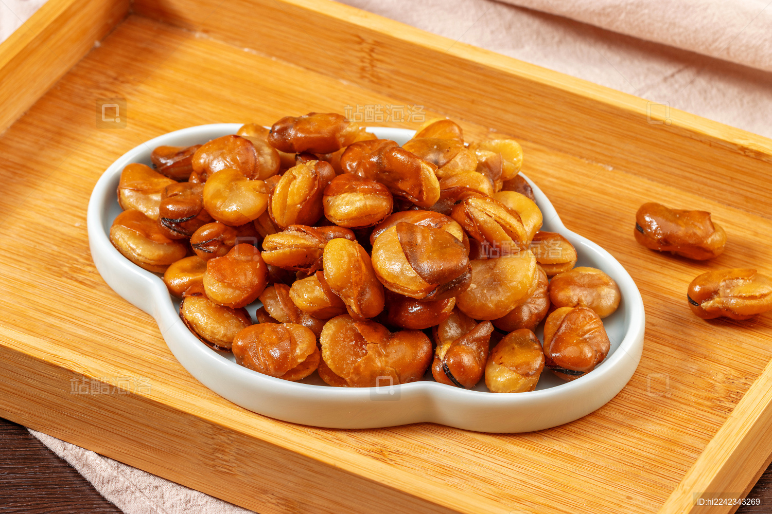 装在传统小碟子里的天津老虎豆