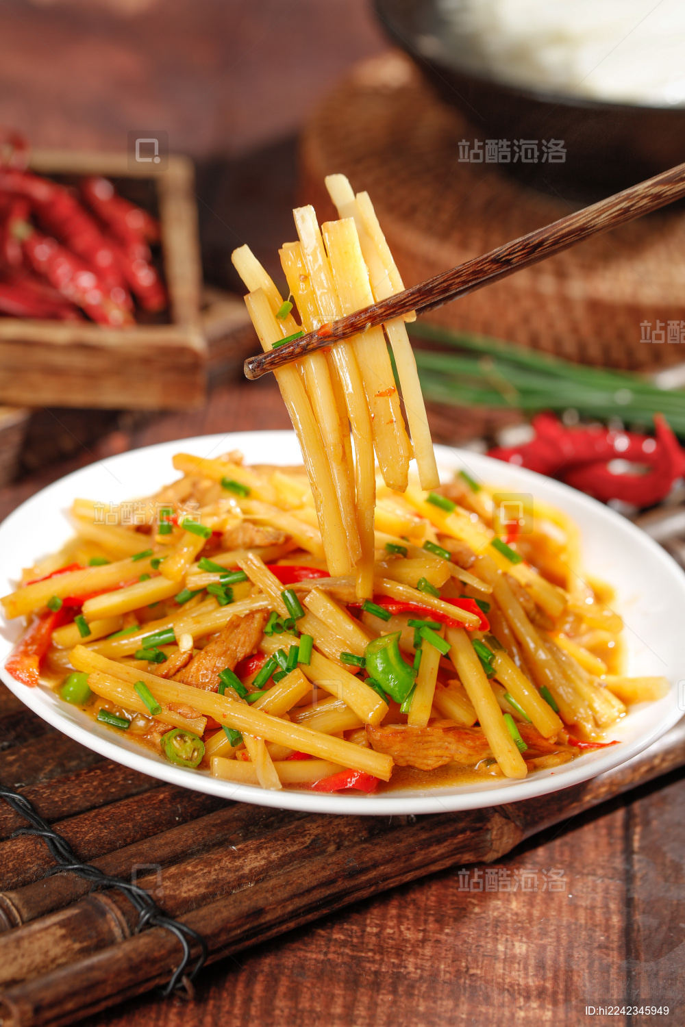 白底上的炒酸辣笋