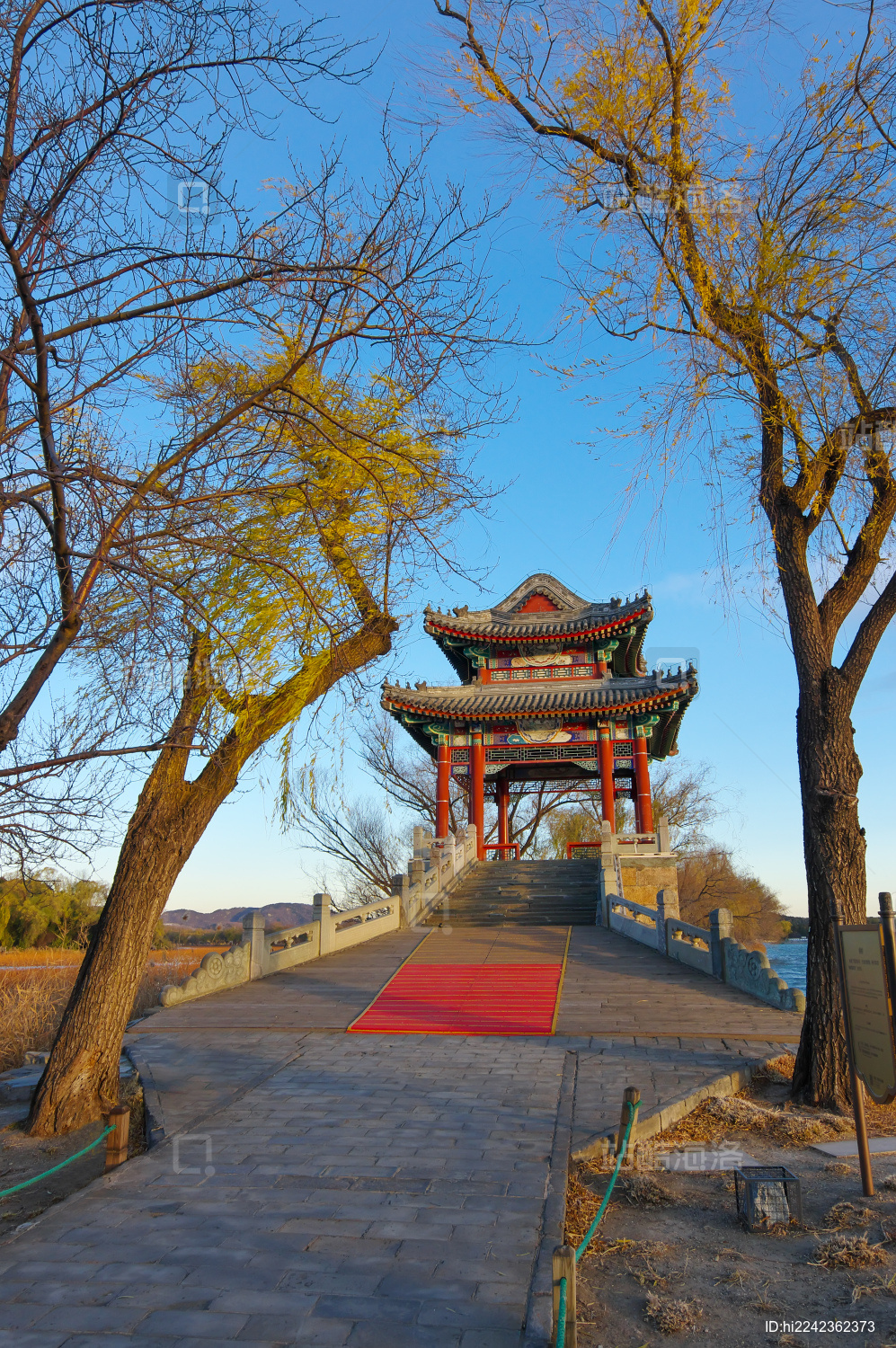 秋天北京颐和园蓝天白云下的西堤柳桥风光