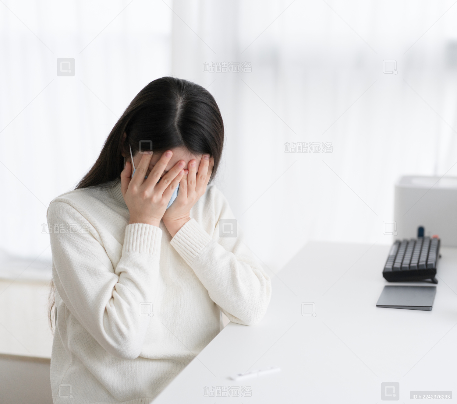 穿白色毛衣的女人很崩溃的双手捂着脸