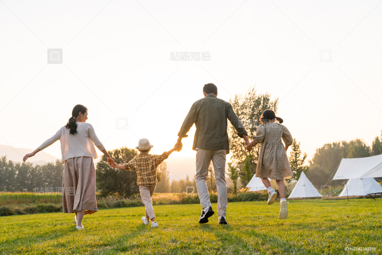 一家人在草地上排成一队