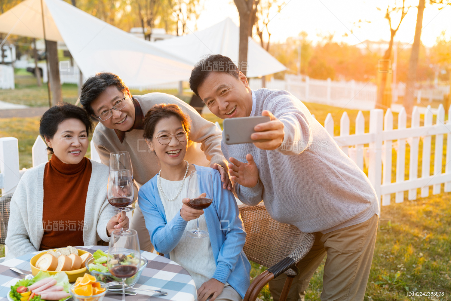 快乐的老年夫妇在阳台喝酒-蓝牛仔影像-中国原创广告影像素材