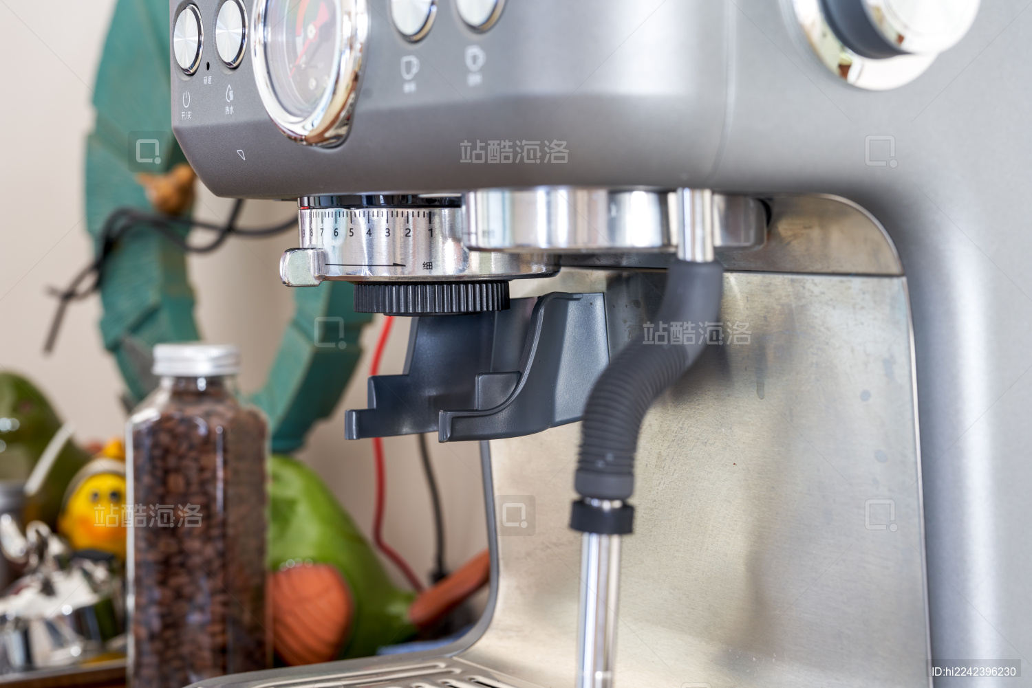 一台精致的全自动加压咖啡机