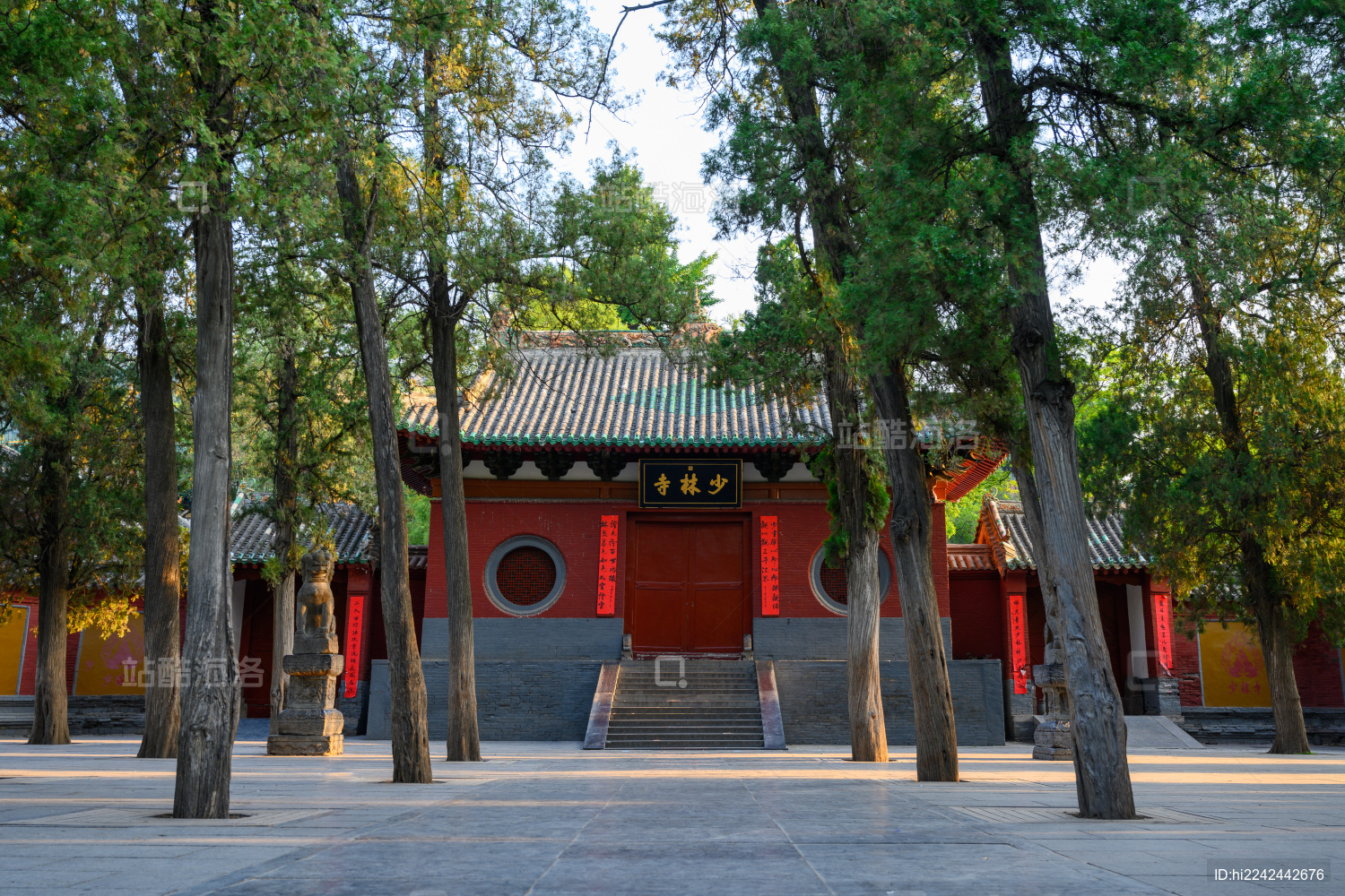 河南登封少林寺山门清晨景象