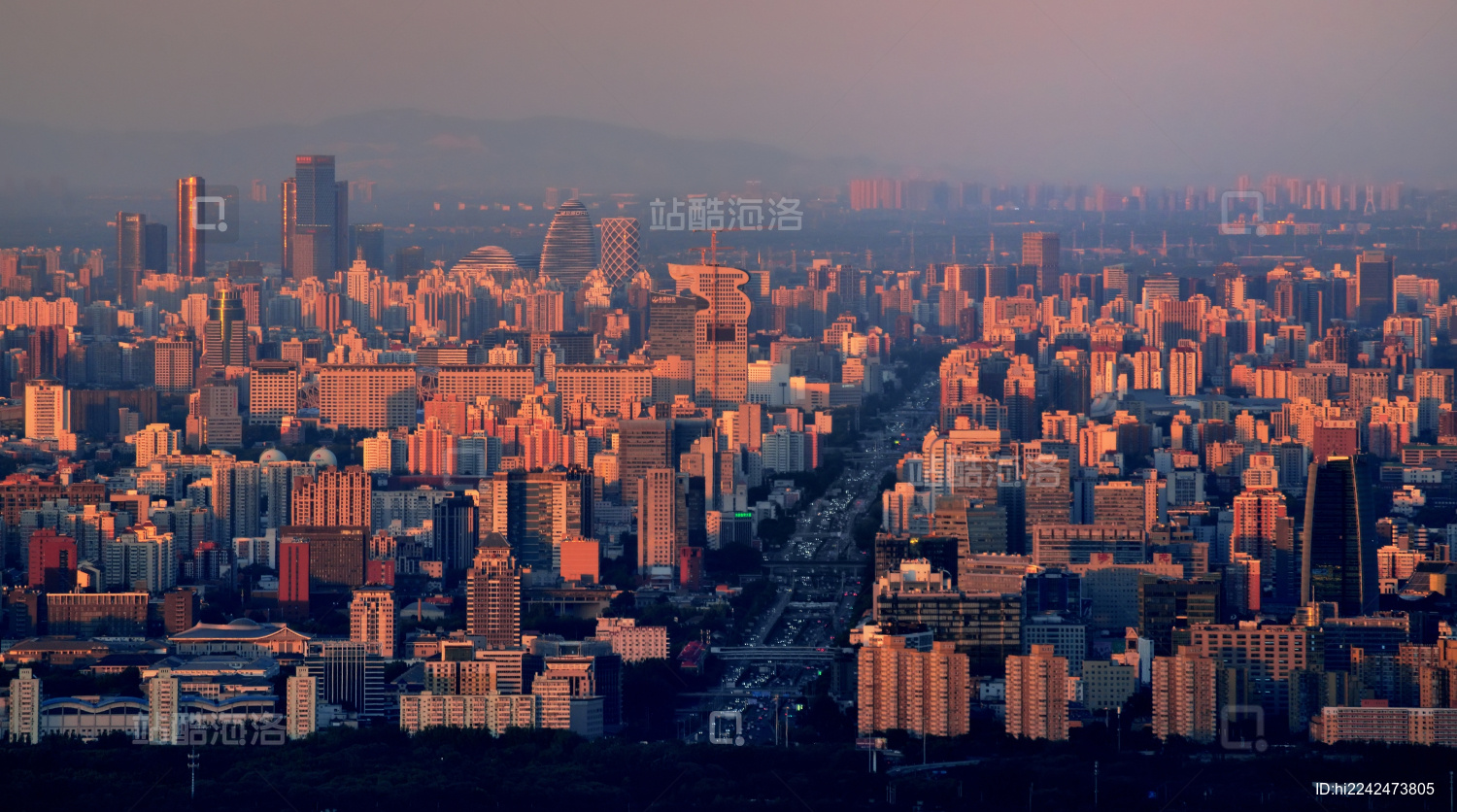 远眺晚霞中的北京密集的城市建筑群