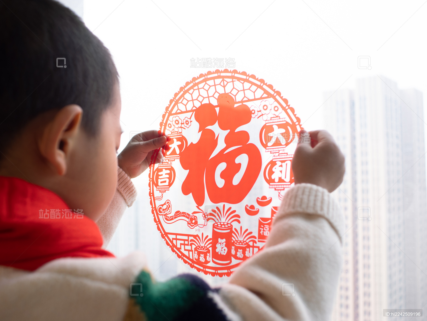 中国母子春节贴窗花