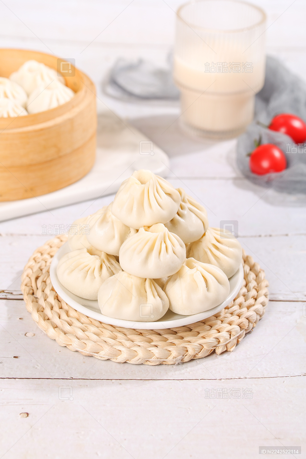 浅底上的薄皮小笼包