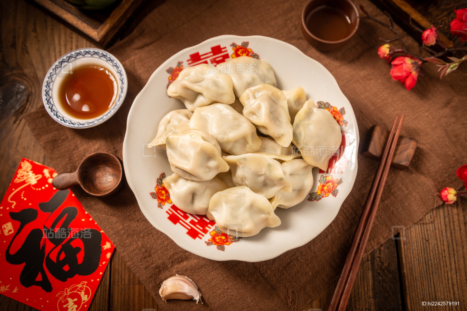 中式木桌上的水饺