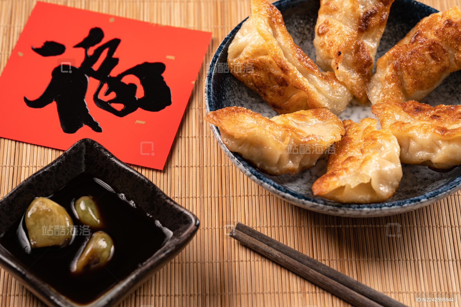 中式传统美食煎饺锅贴